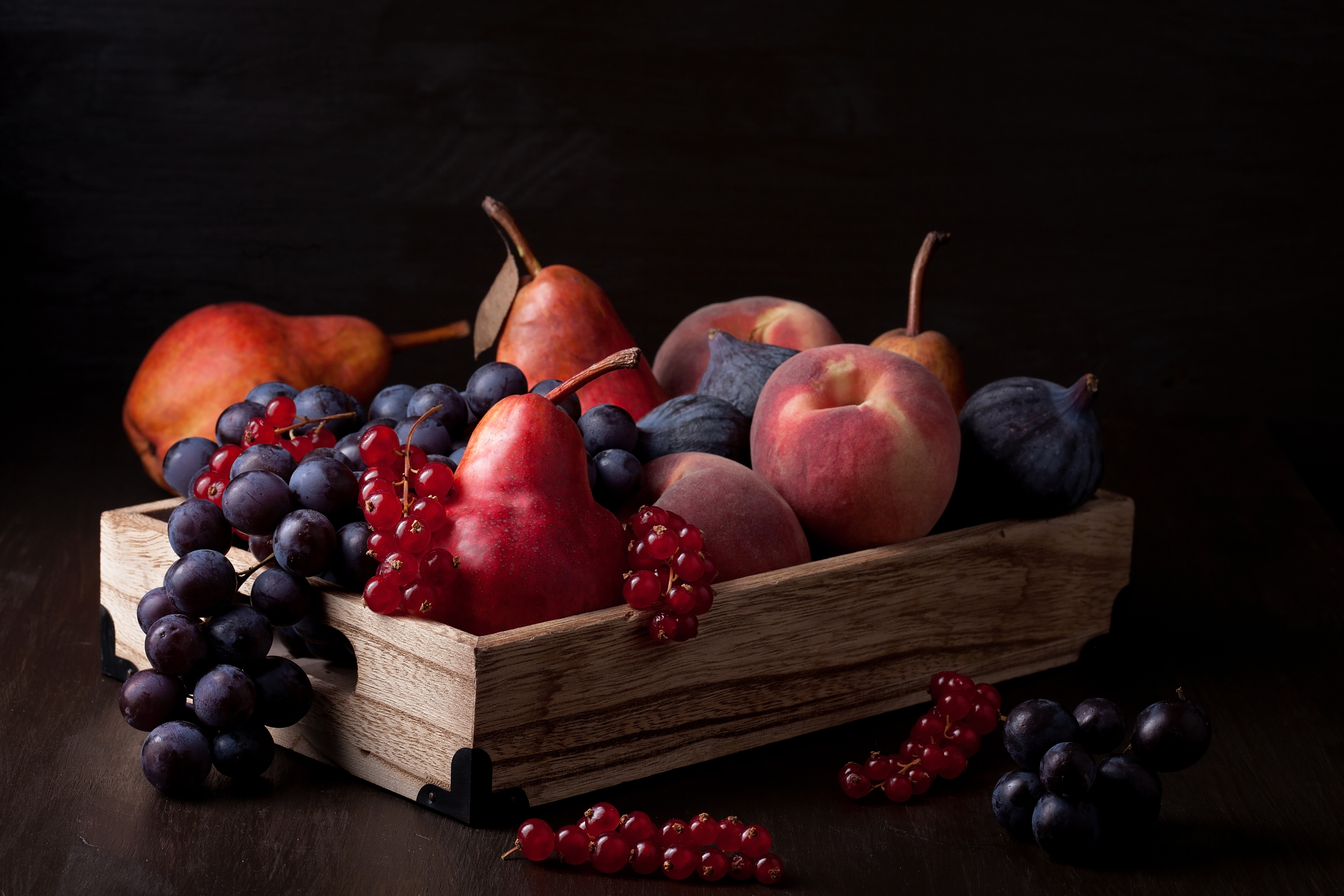 Free photo Fruit on a black background