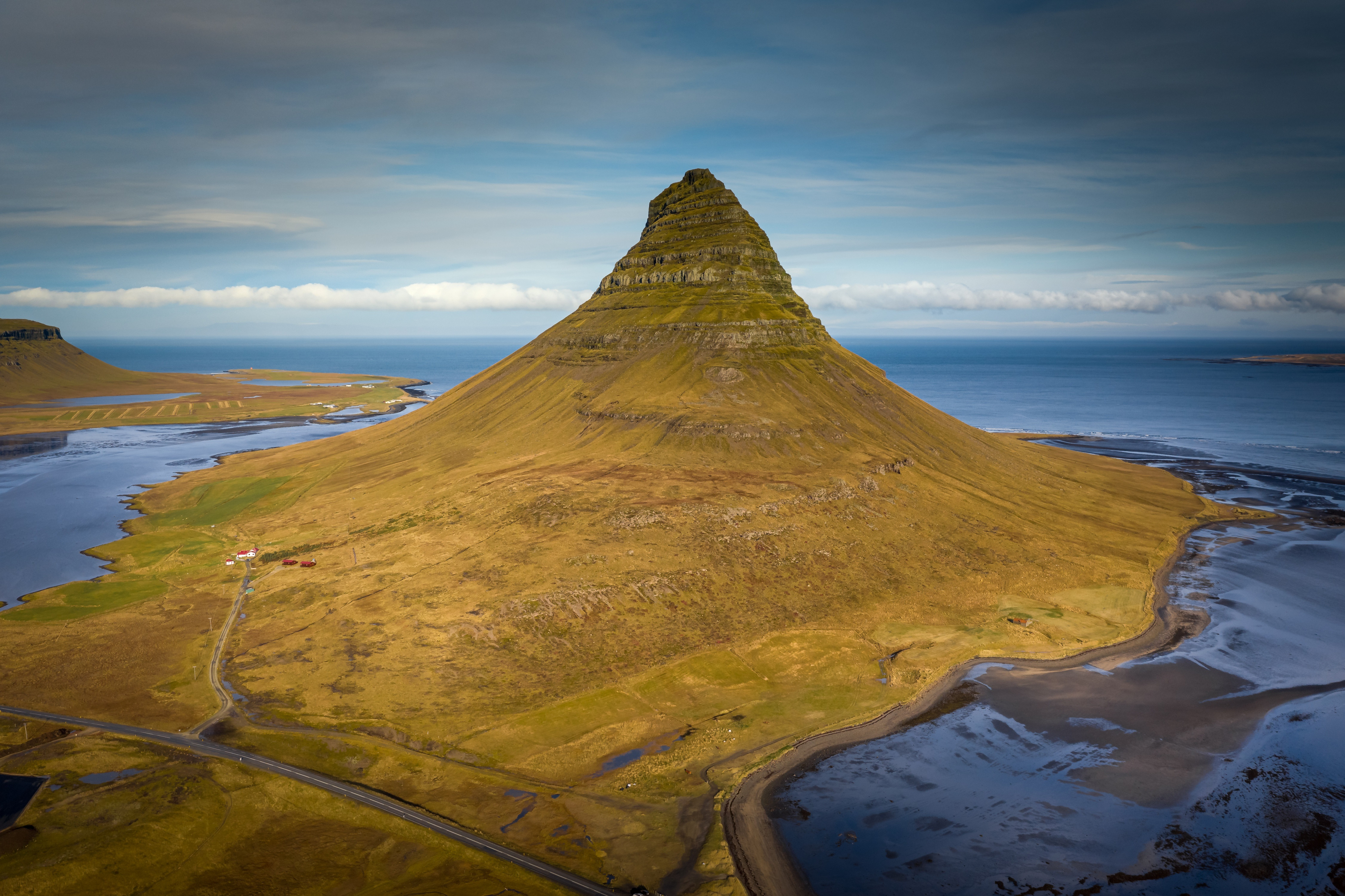 冰岛西部的基尔克朱菲特尔山
