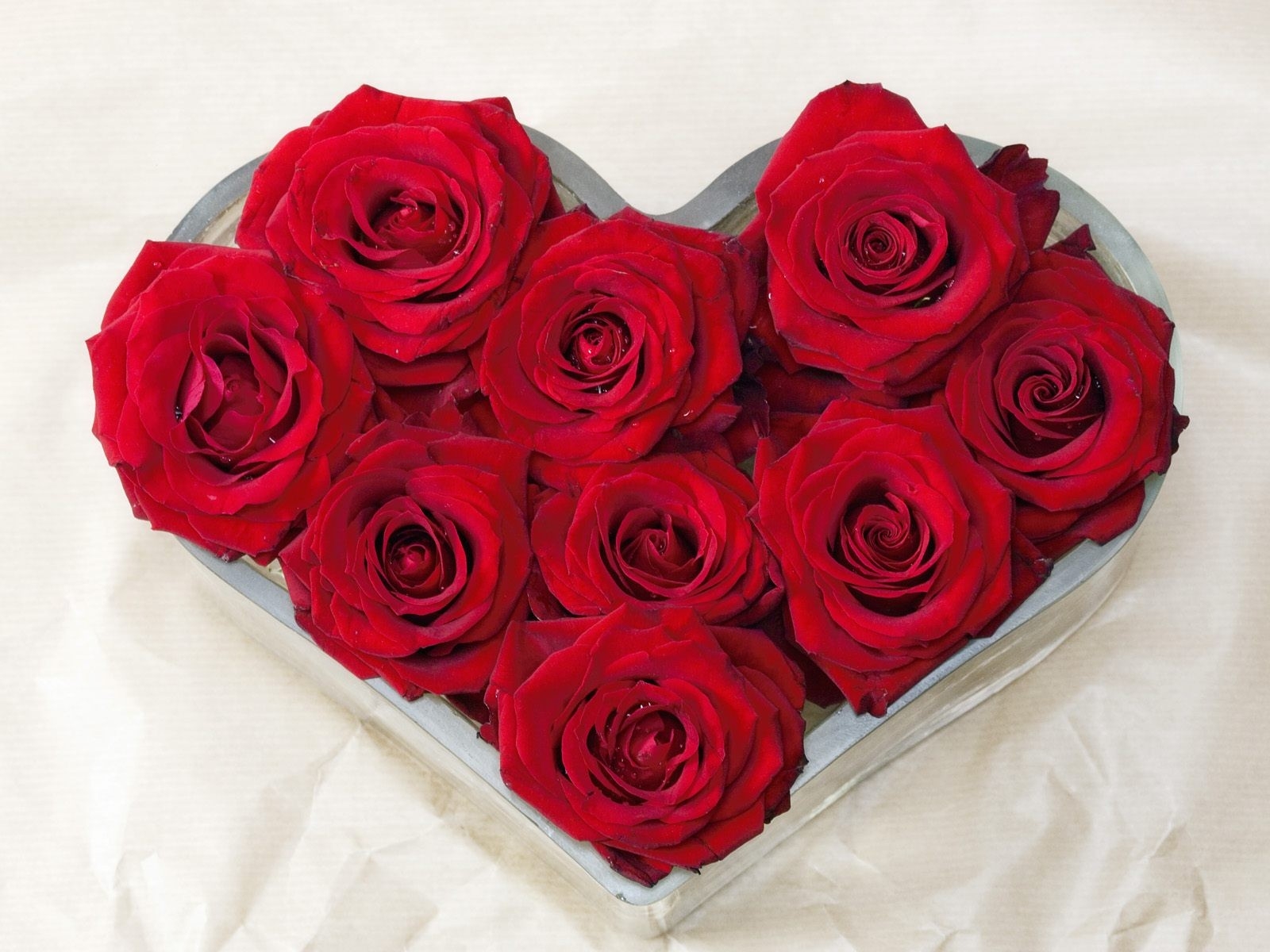 Красные розы в форме сердца
