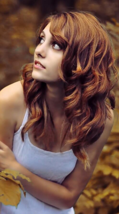 Бесплатное фото Рыжеволосая девушка в осеннем лесу