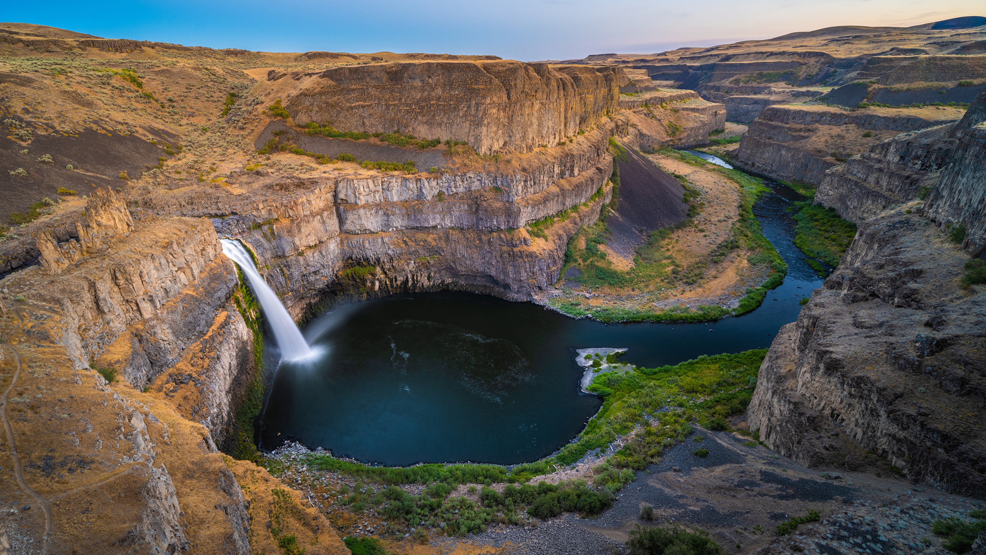 Бесплатное фото Замечательный водопад в глуши