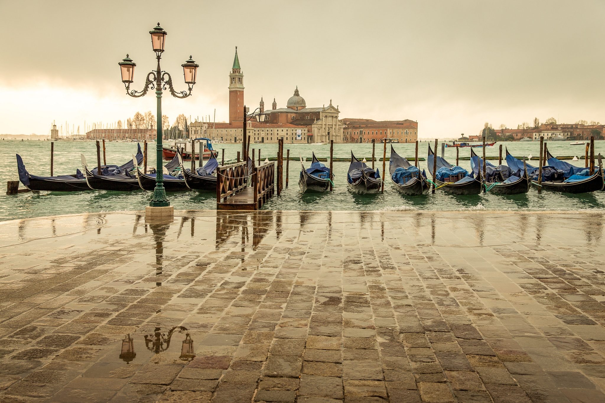 Free photo Boats are parked at the Venice Waterworks.