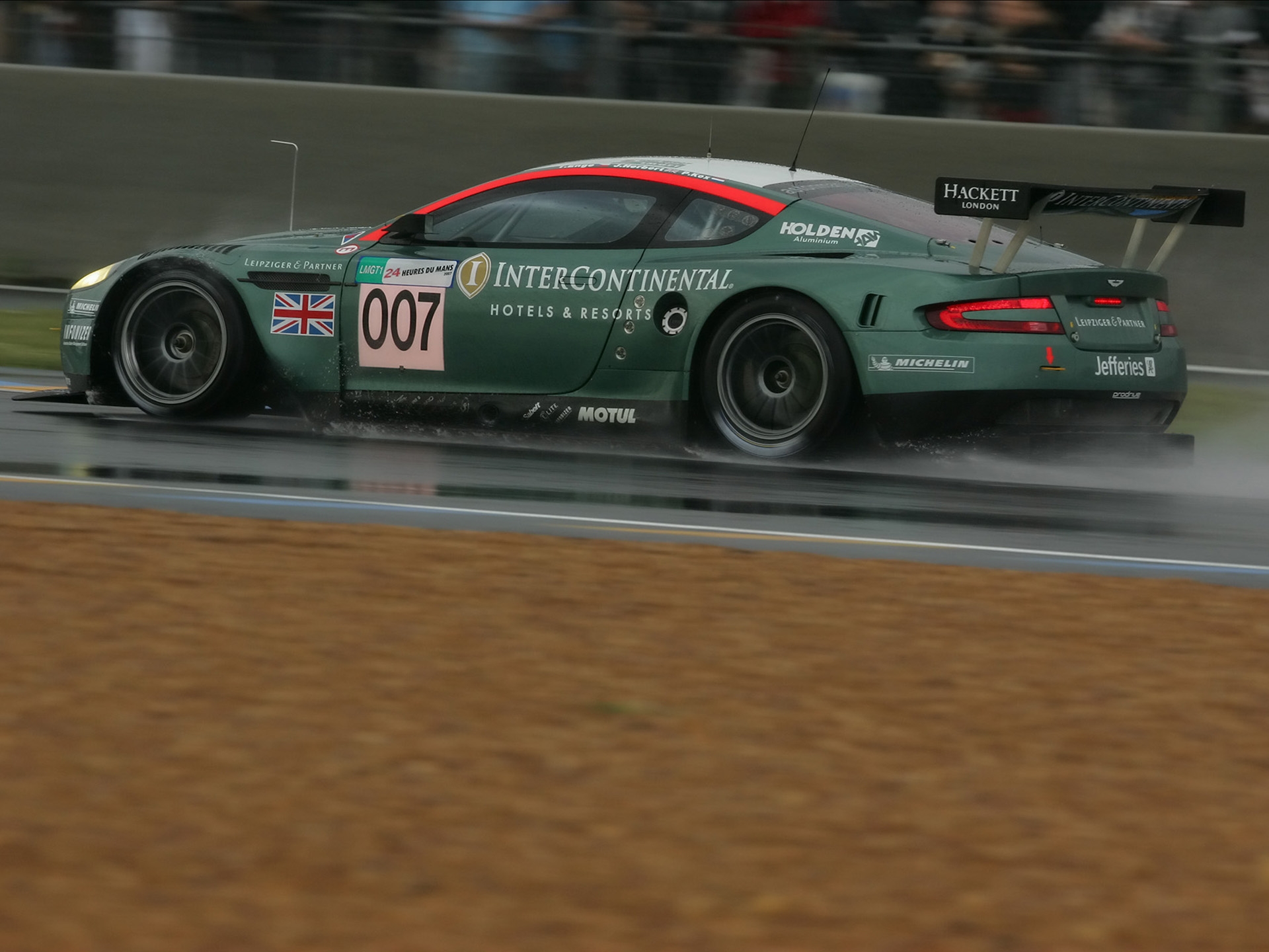 Бесплатное фото Aston Martin dbr9 для гонок