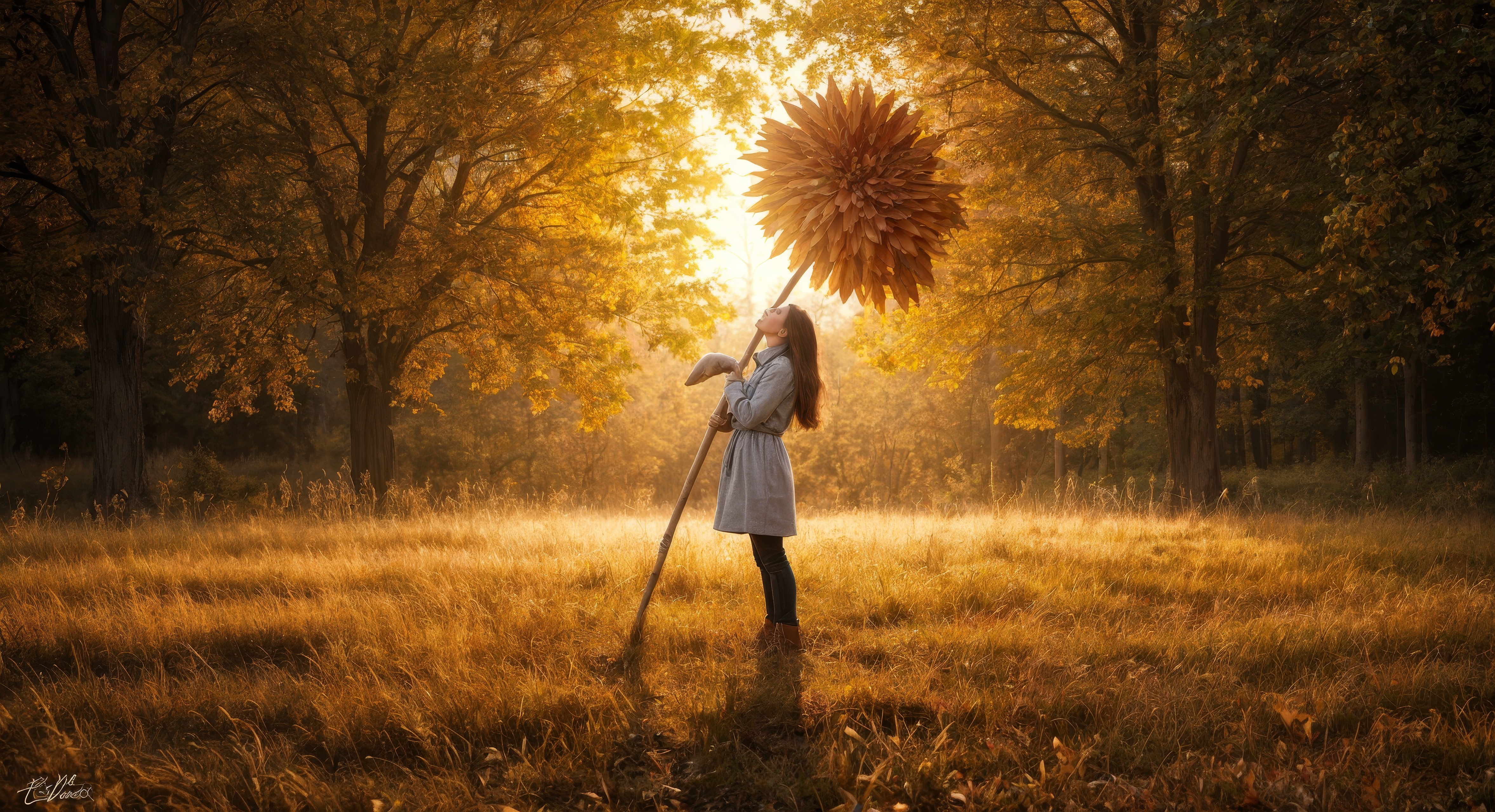 Человек стоит в траве с палкой