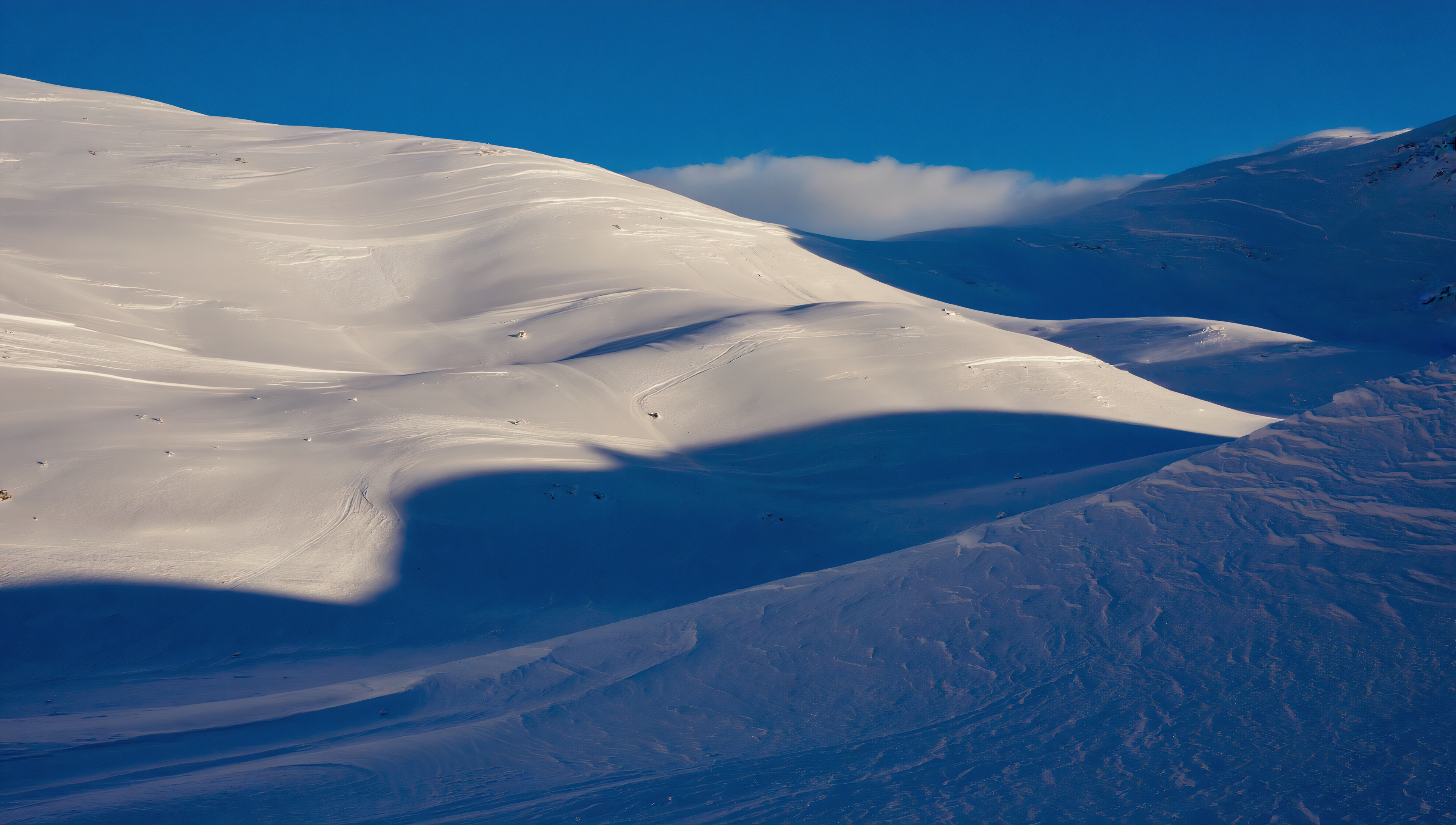 Бесплатное фото Обои на рабочий стол, пейзаж с видом на подсвеченные солнцем сугробы