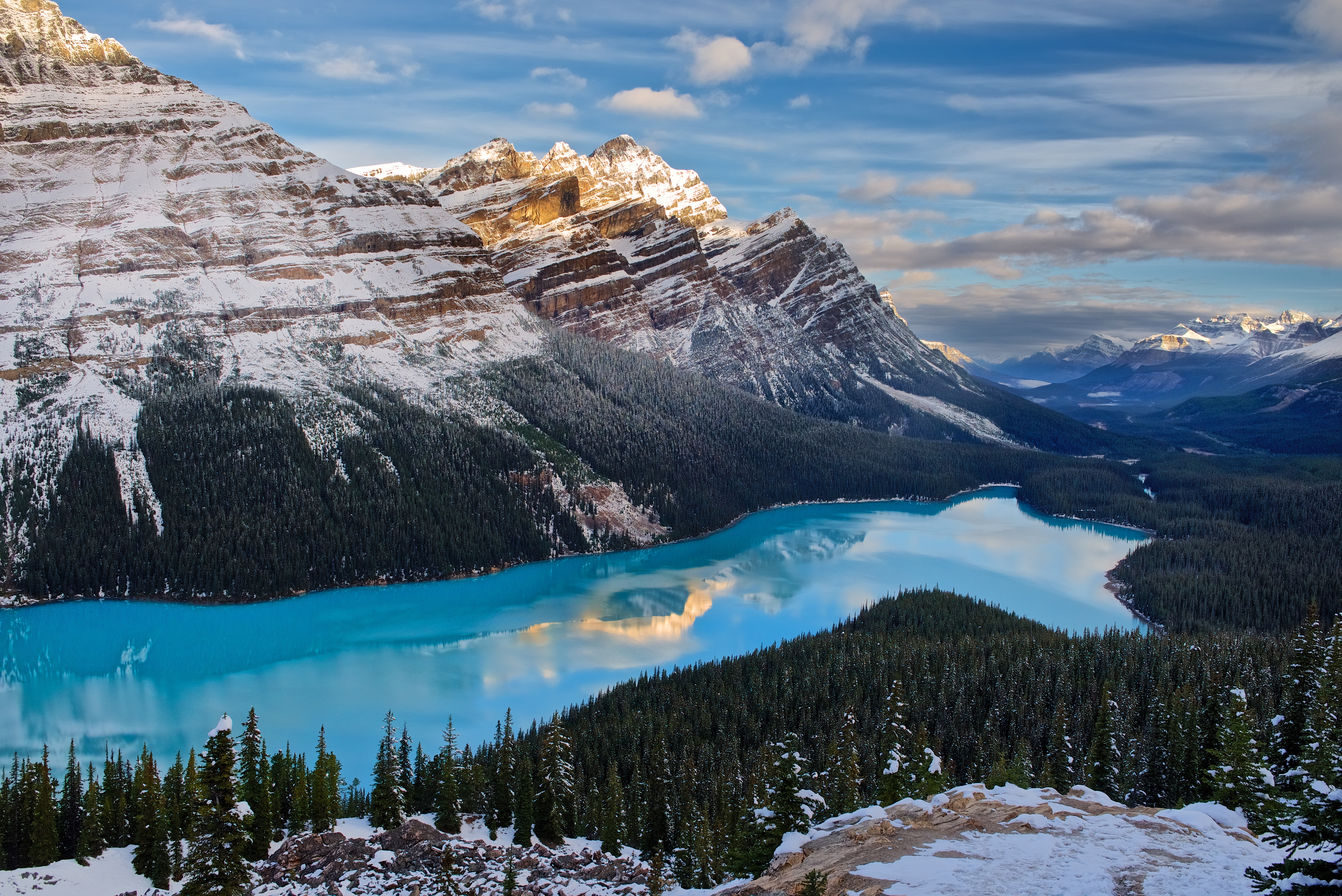 Бесплатное фото Голубое озеро в горах