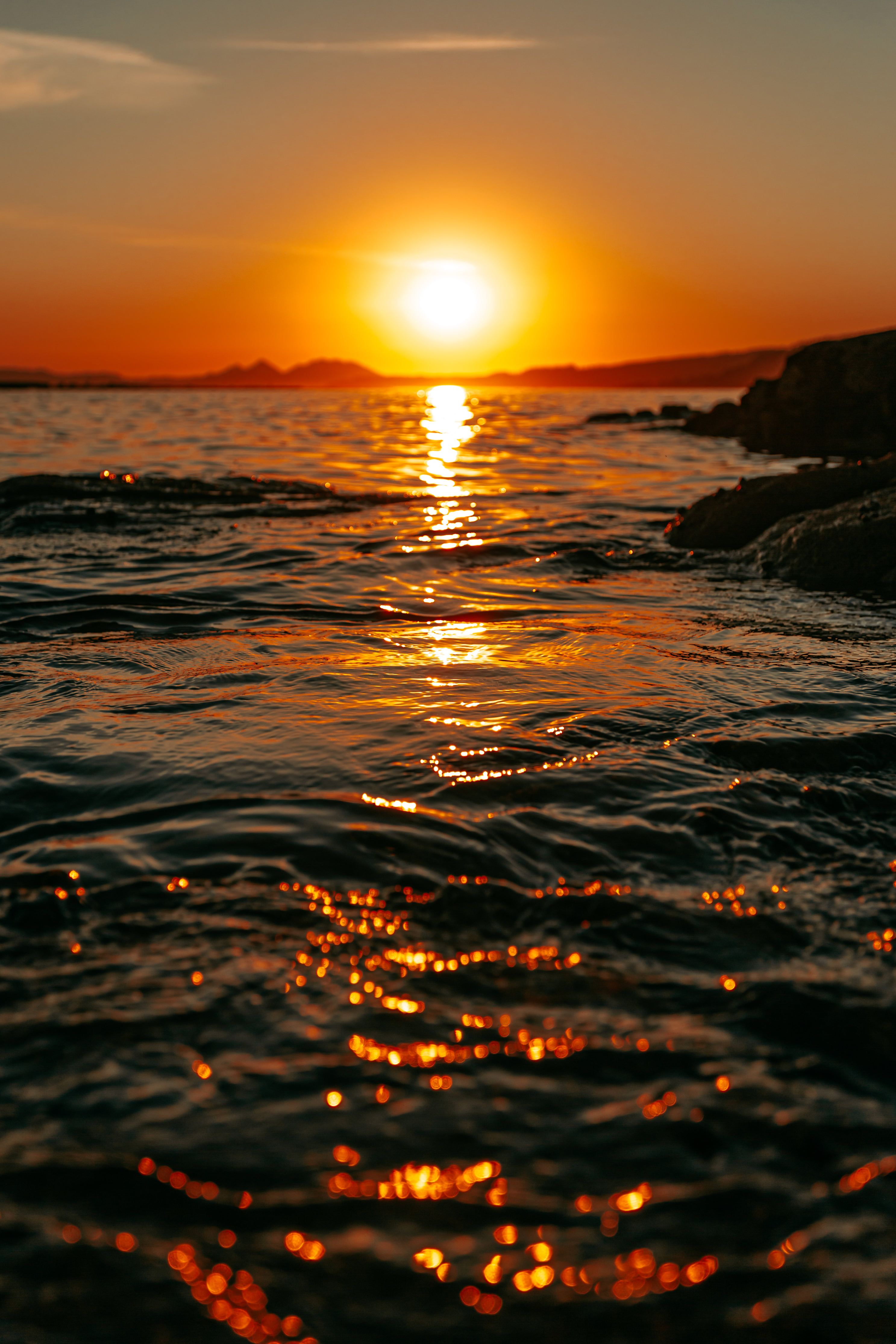 夕阳映照在海面的涟漪中