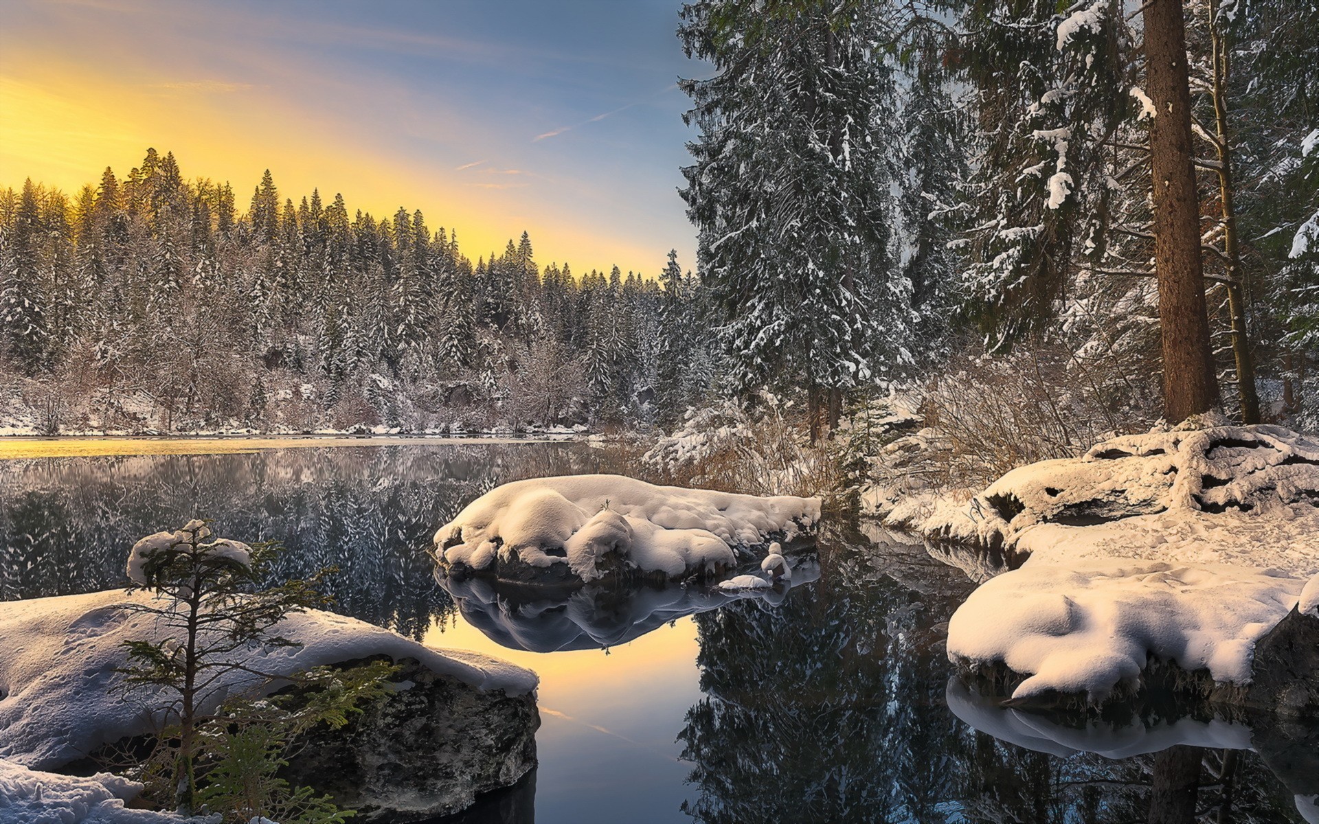 湖边的早晨，雪堆