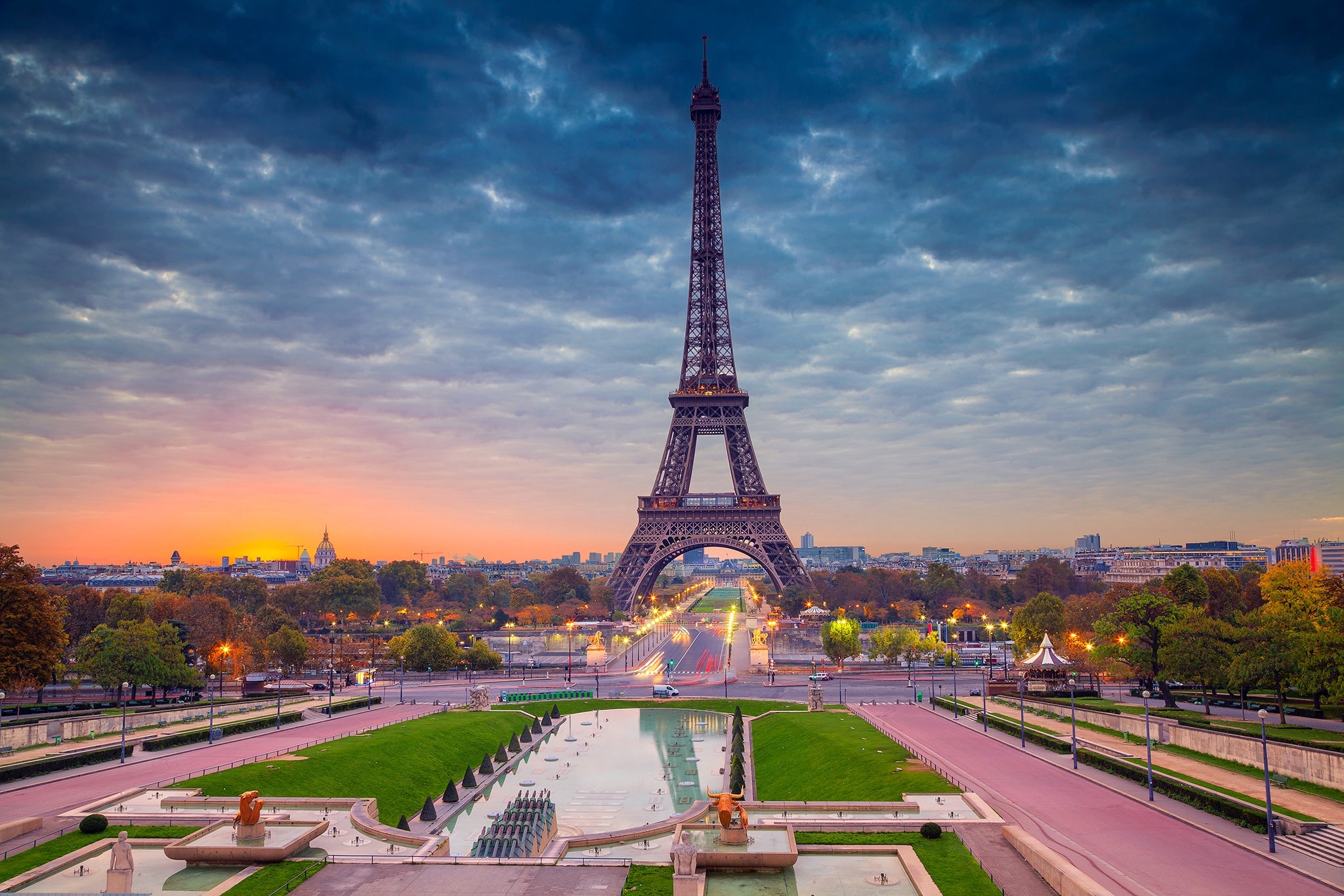 Free photo Beautiful sky in Paris over the Eiffel Tower