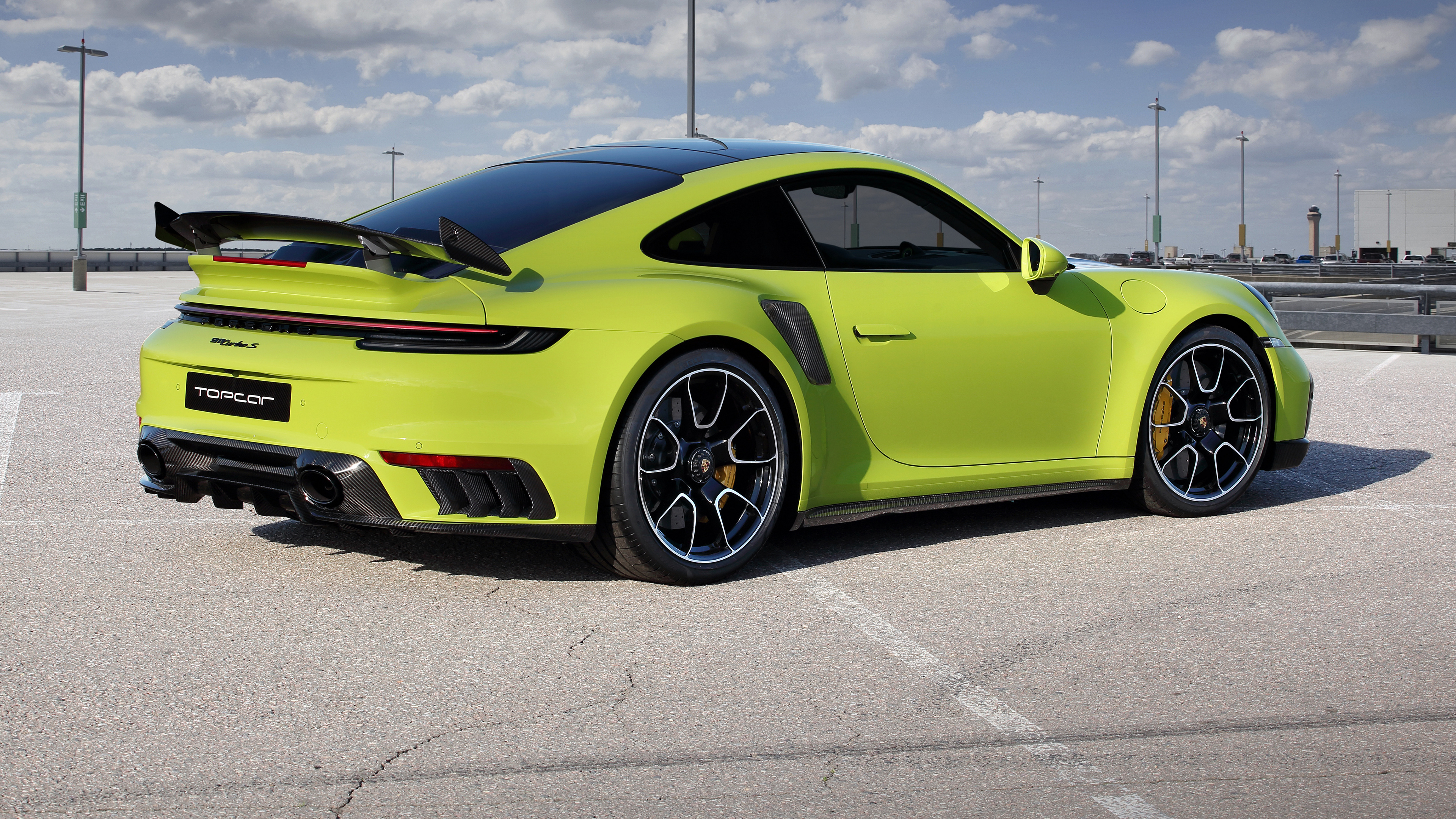 免费照片2022年房车颜色的保时捷911 turbo s stinger与后视图