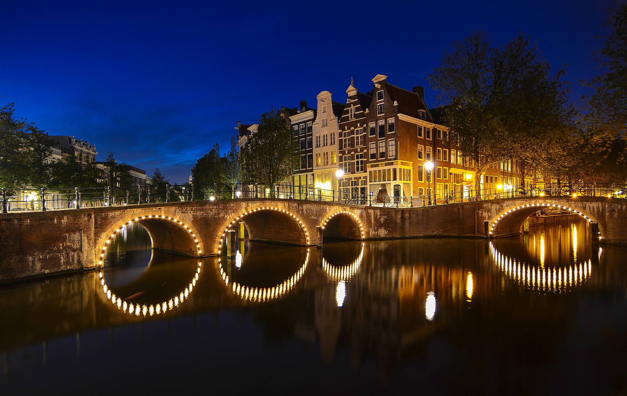 Wallpapers Amsterdam canal dark on the desktop