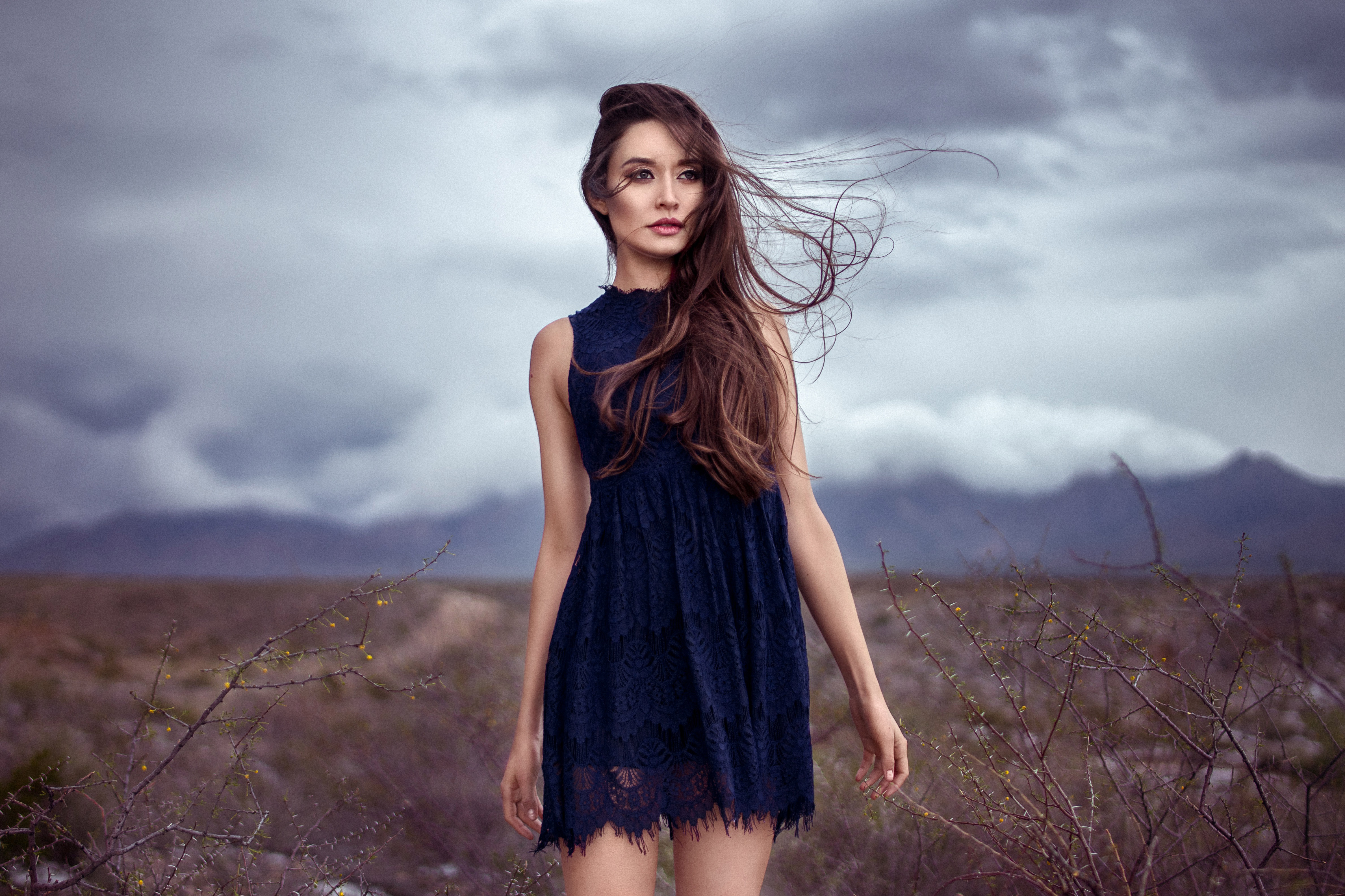 Бесплатное фото Девушка в коротком синем платье