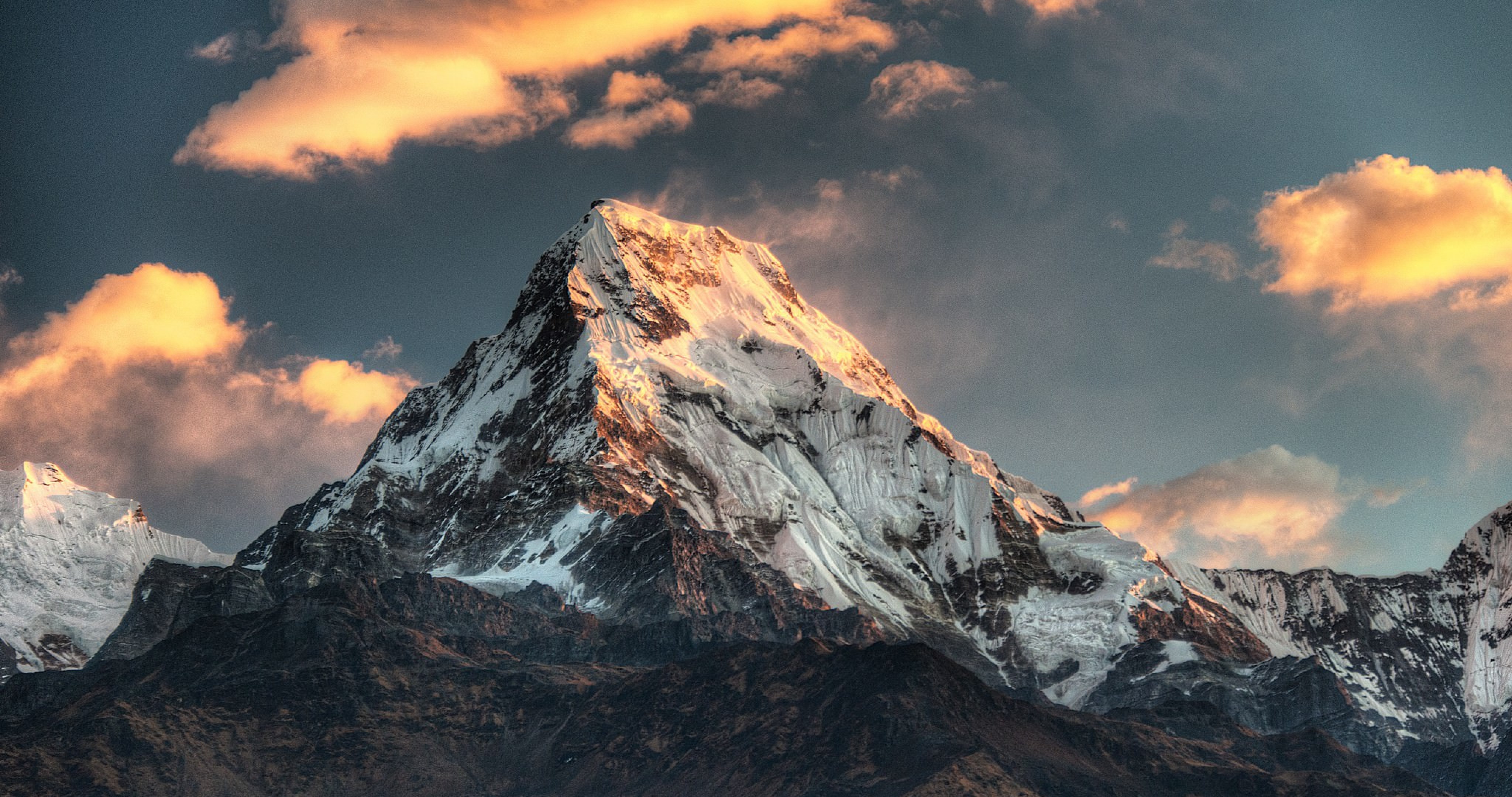 Free photo The mountain with the first snow