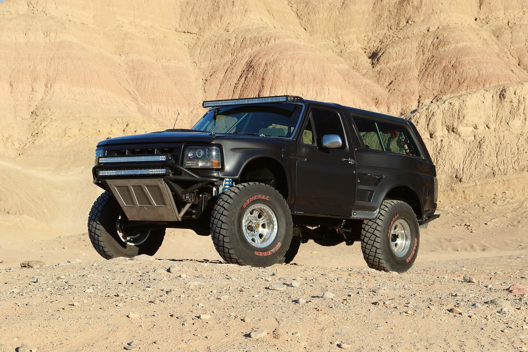 Бесплатное фото Тюнингованный ford bronco 1992 года