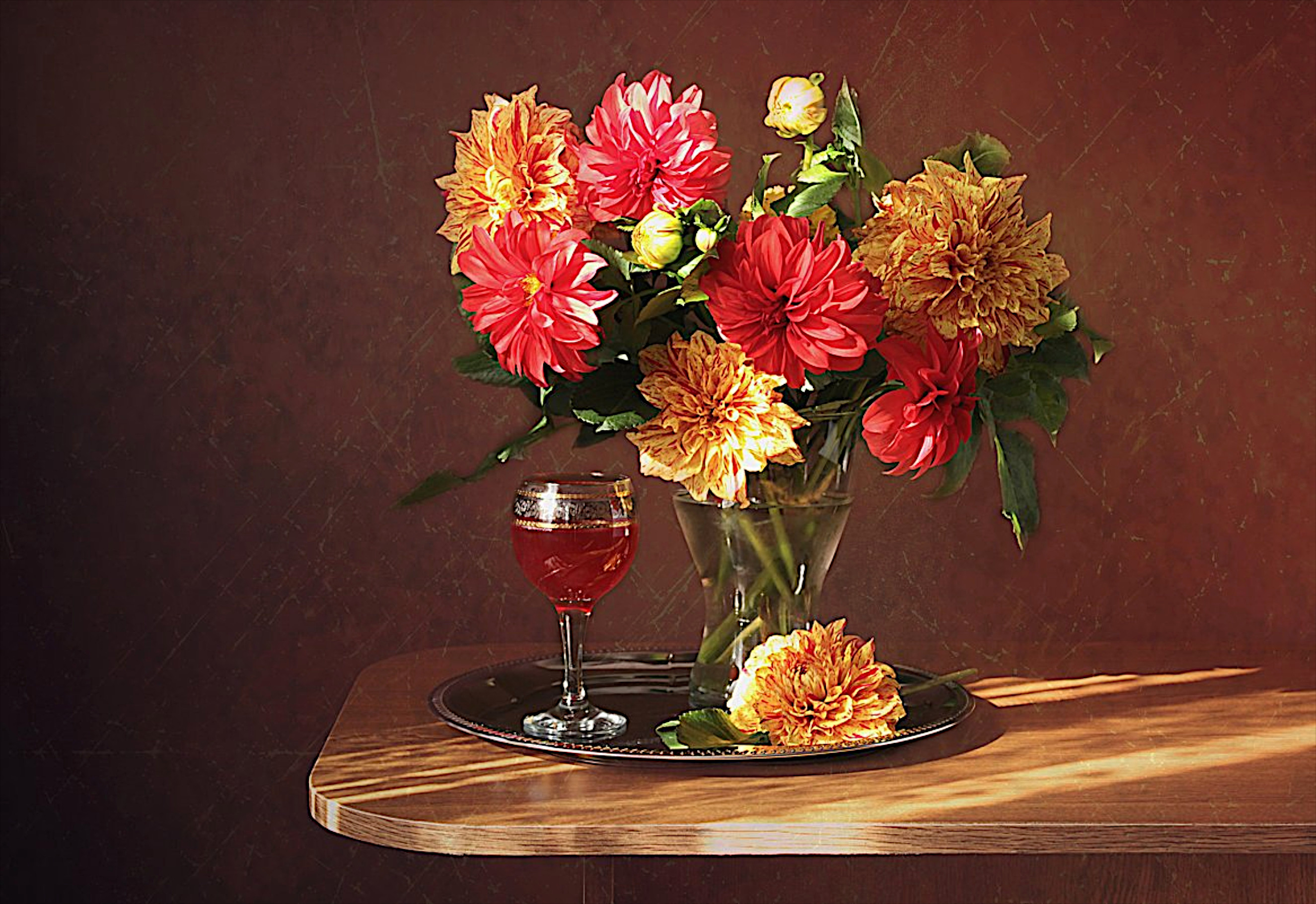 Как поставить георгины в вазе. Букеты георгинов в вазе. Чтобы георгины дольше стояли в вазе. Художник giuseppe muscio. Букет георгинов в красивой вазе.