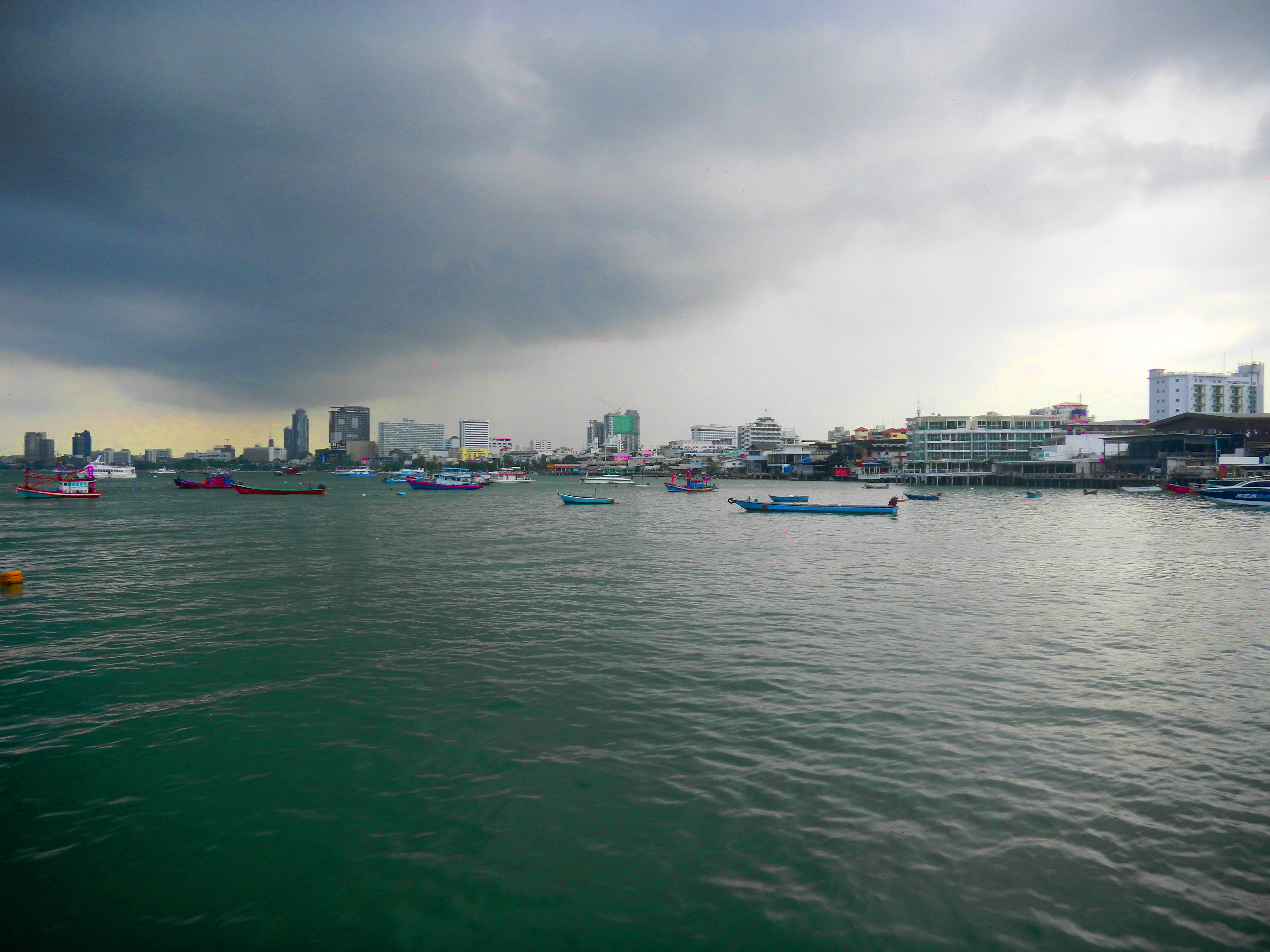 Free photo Seascape overlooking Thai city in Thailand