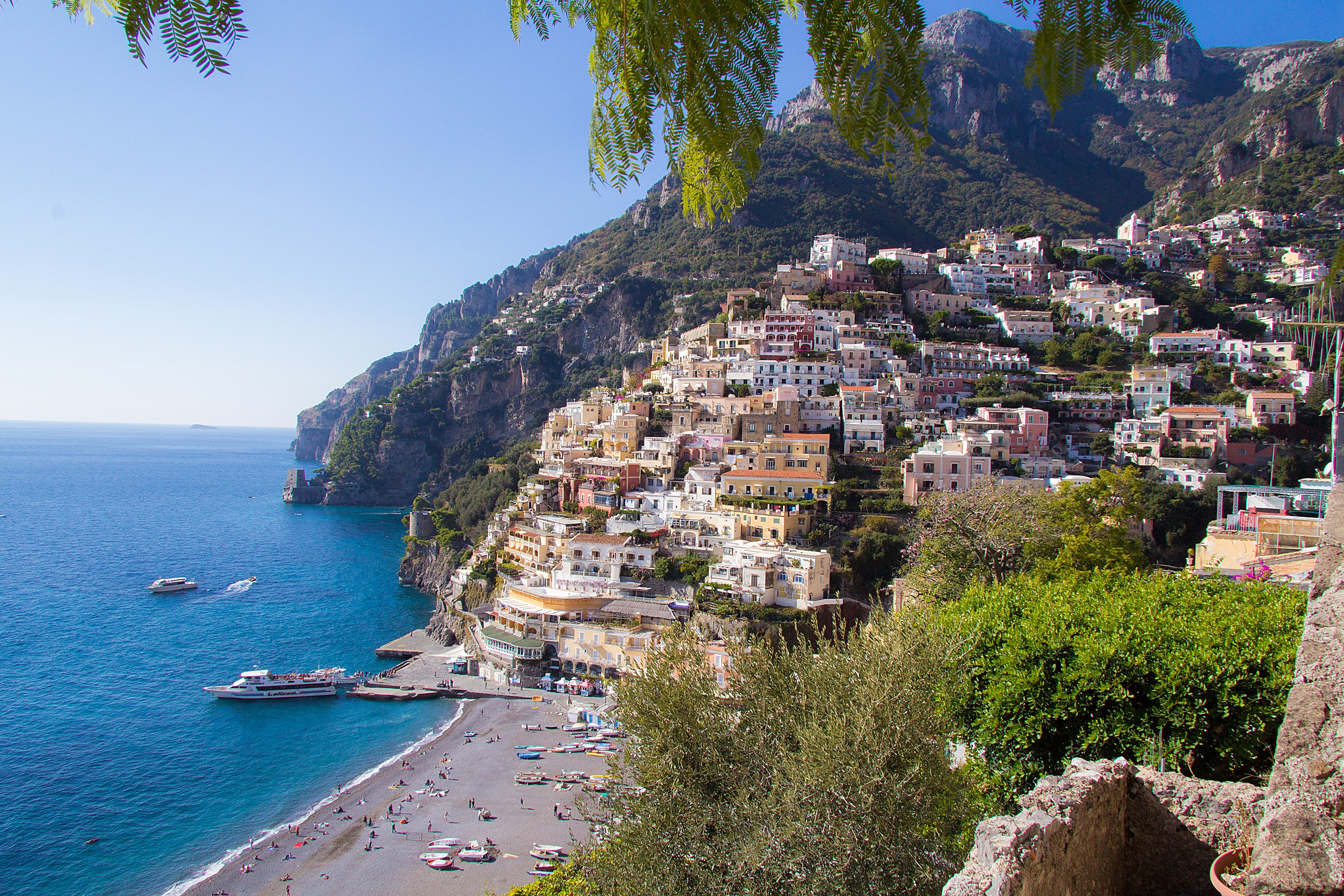 Free photo Italian town by the sea