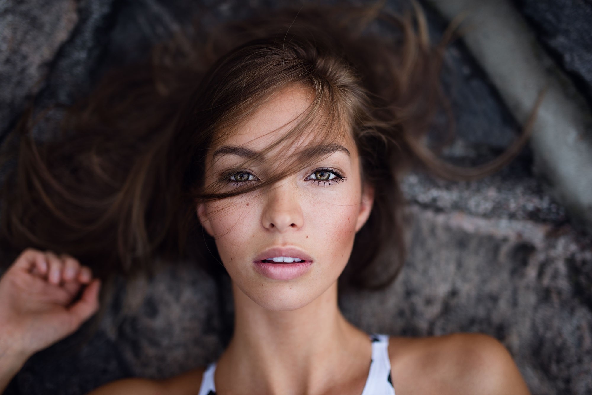 Free photo Portrait of a beautiful slender brown woman with long hair and snow-white teeth