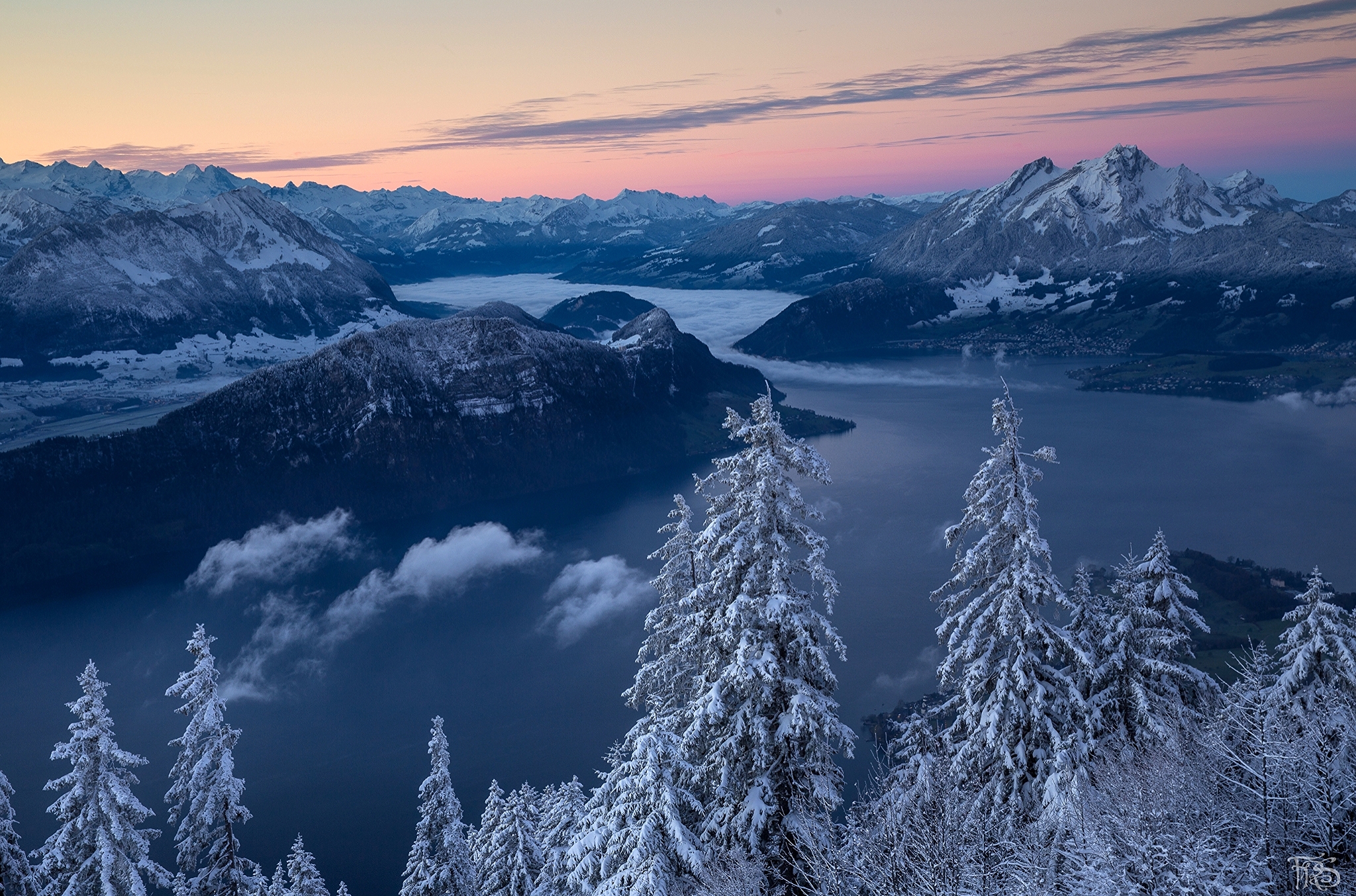 桌面上的壁纸山脊上冰冷的冬日早晨 瑞士中部 山区