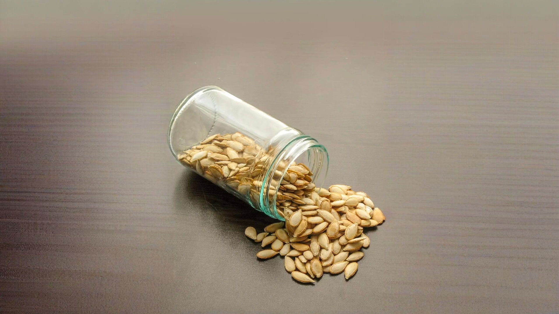 免费照片分散的南瓜种子