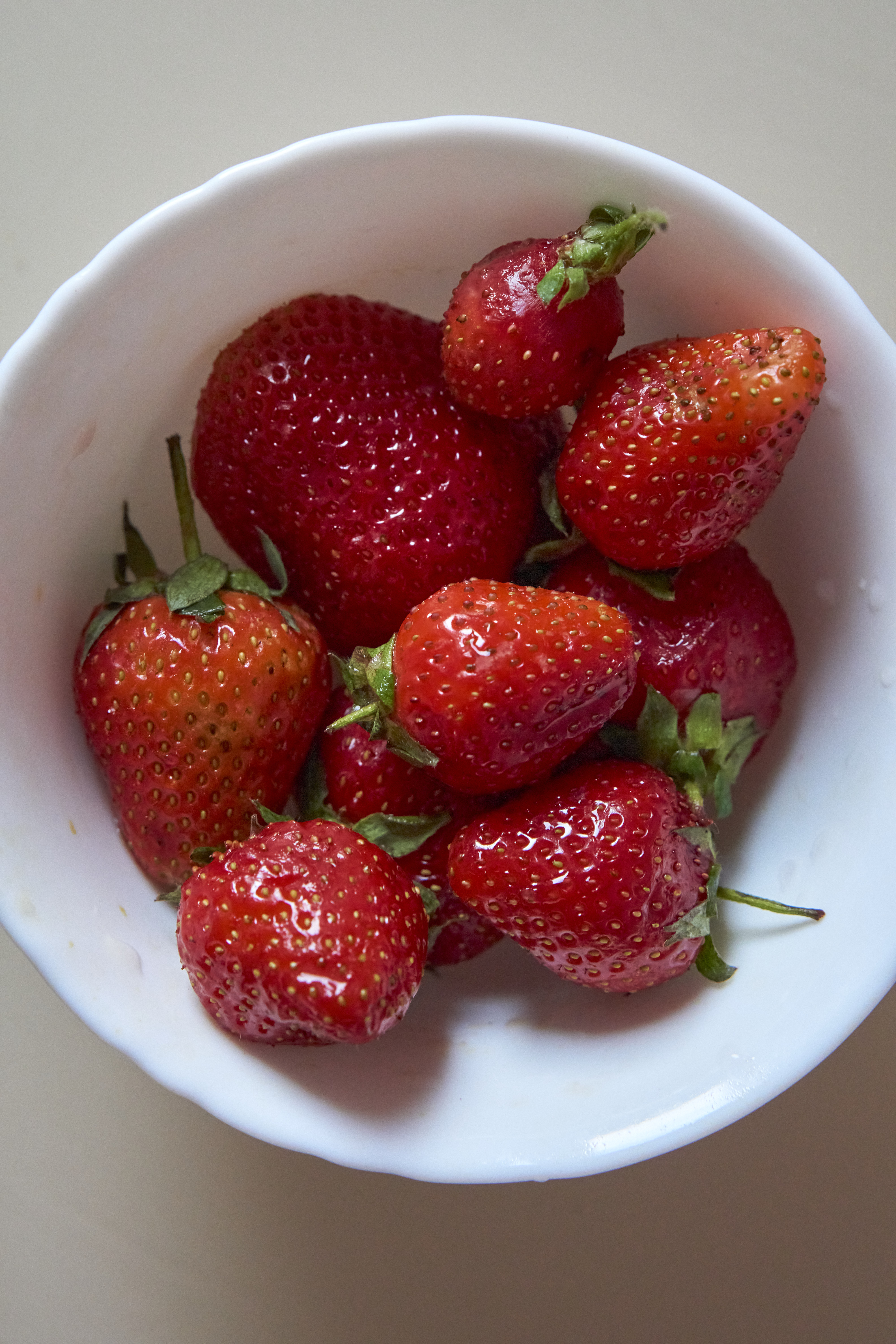 Free photo Red ripe victoria in a plate