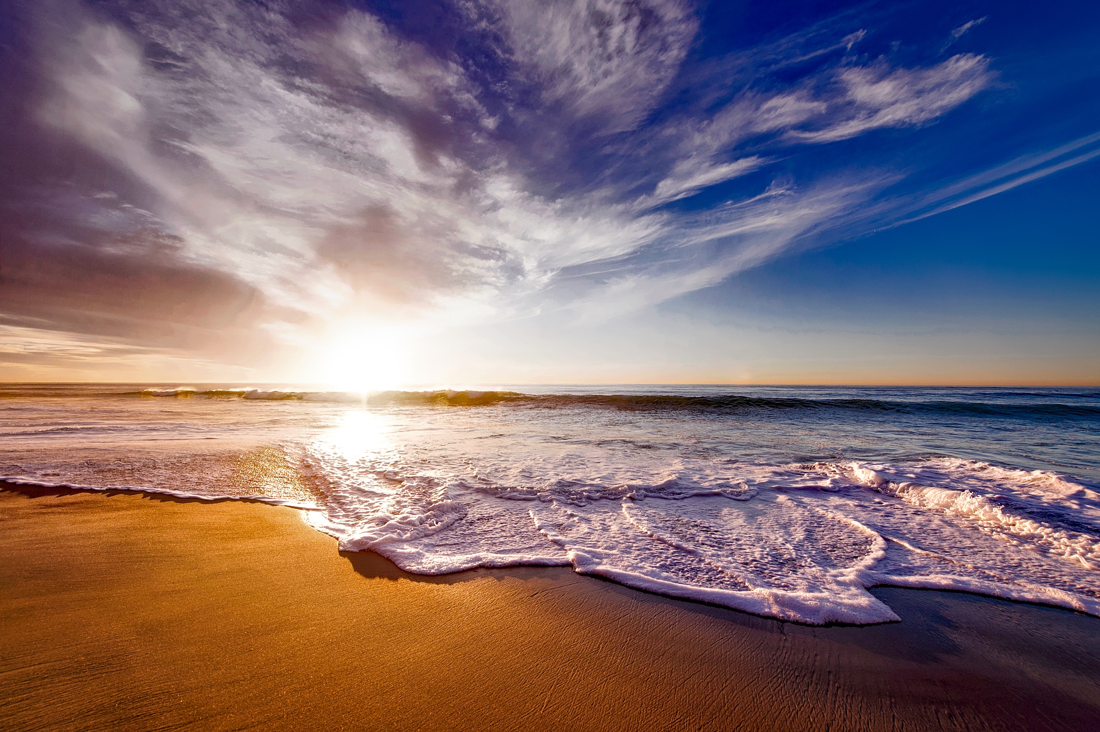 Free photo A beautiful morning on the sandy shore of the beach