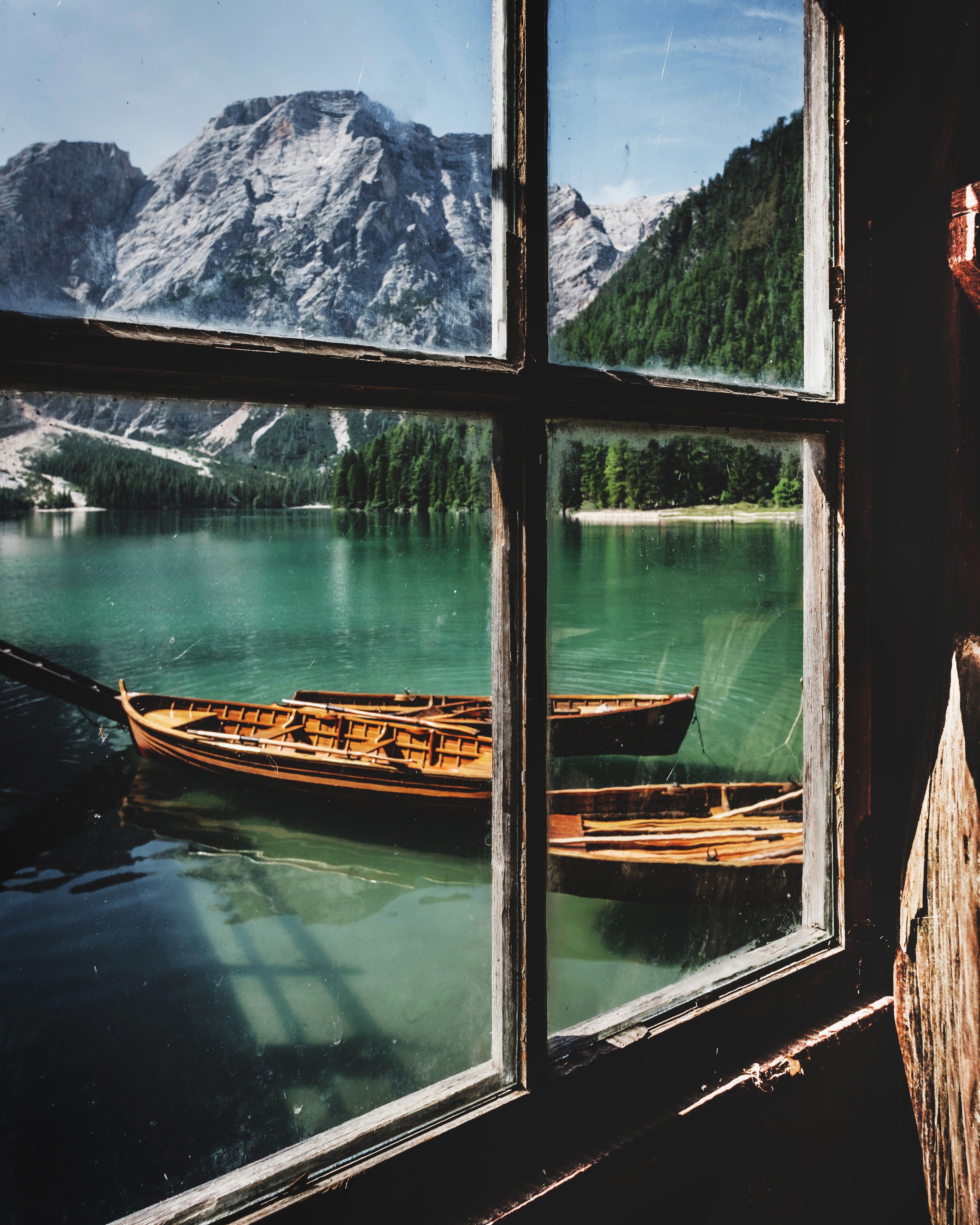 Free photo Spectacular view from the window of the fishing lodge overlooking the lake