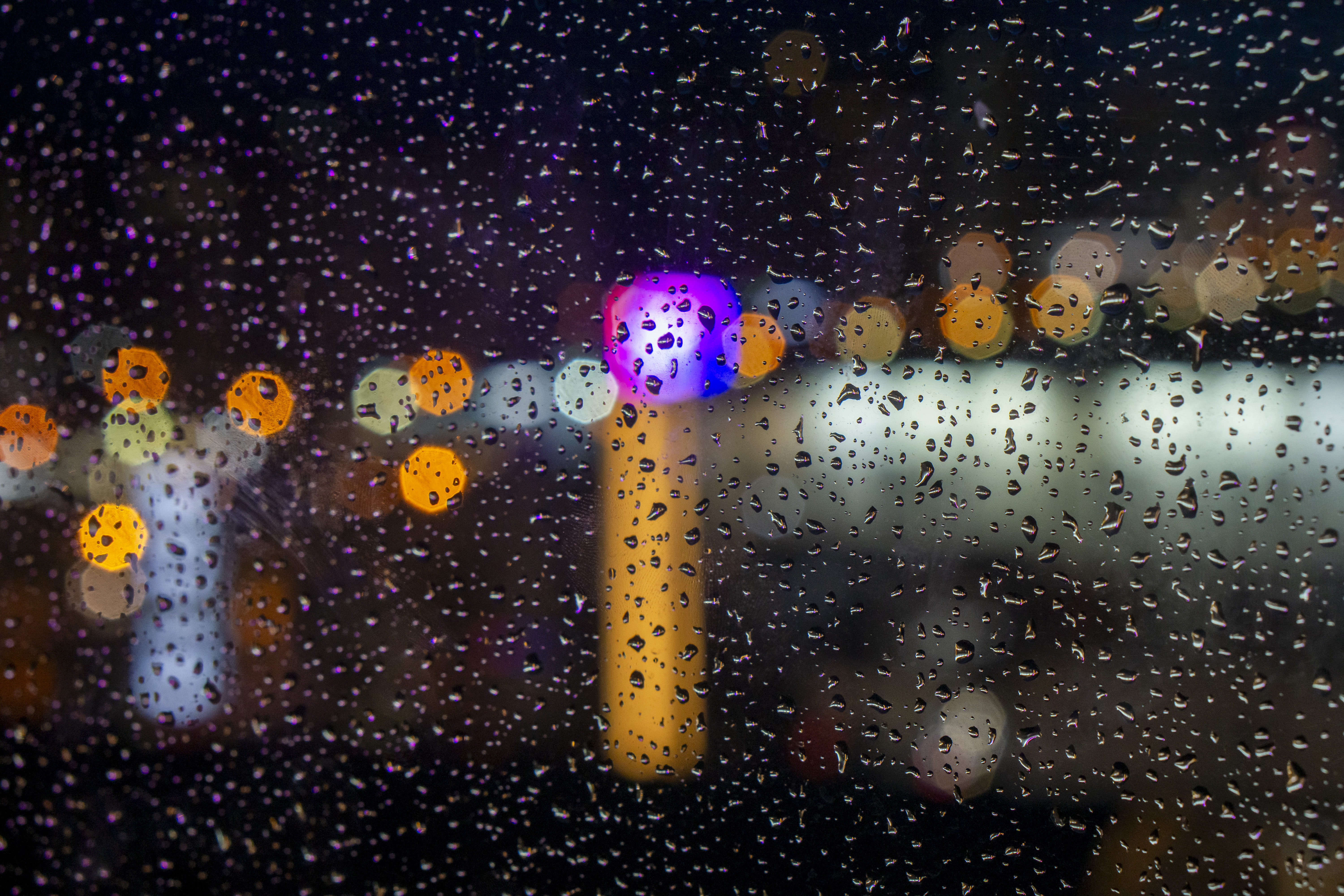 Free photo Water droplets on the glass at night