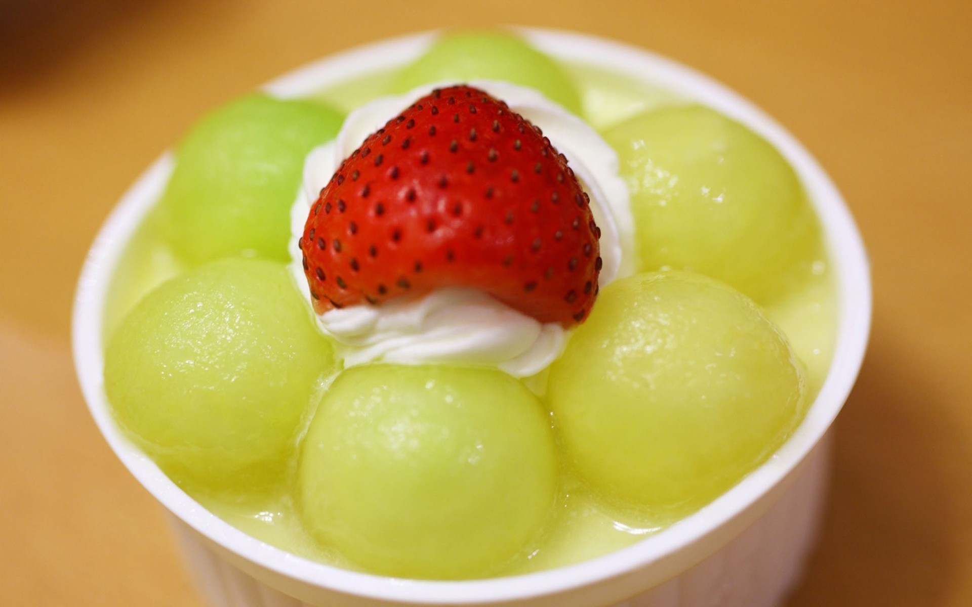 Free photo Melon delicacy with cream