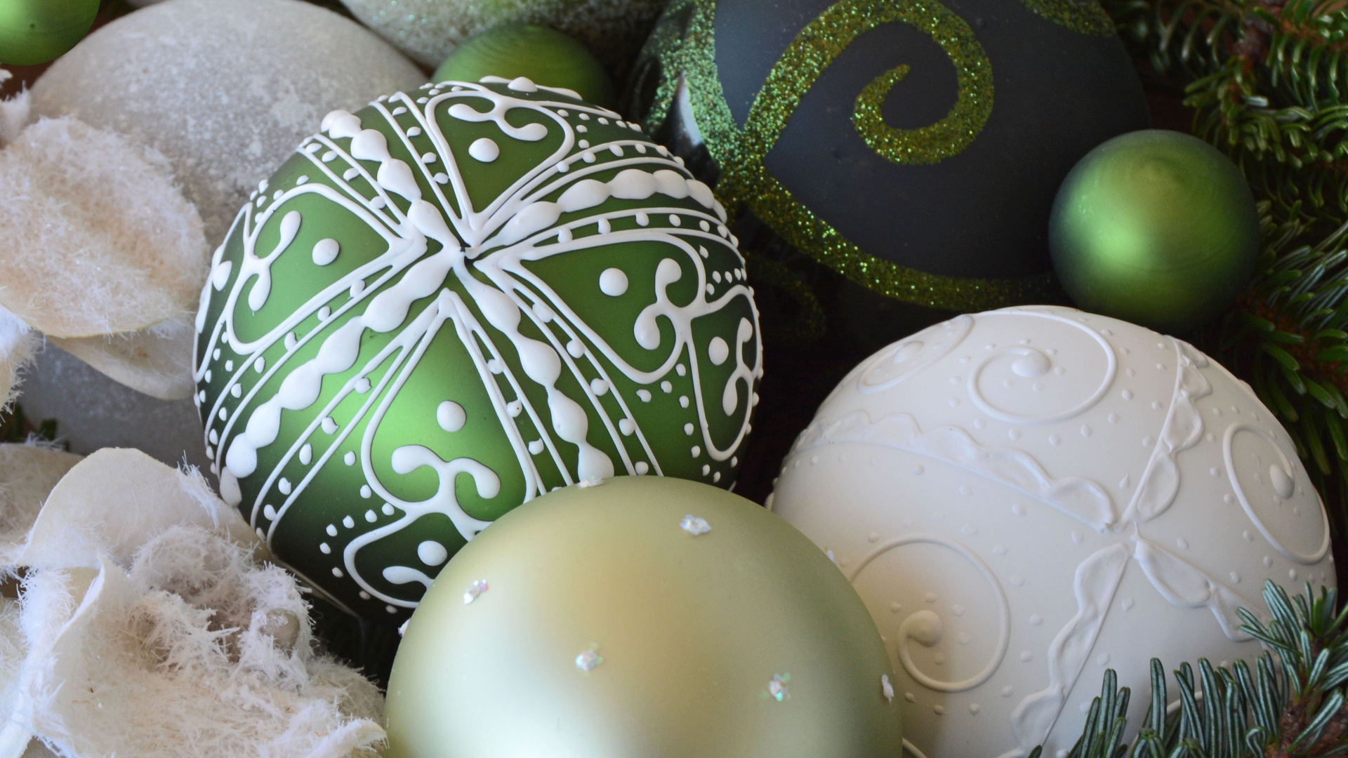 Wallpapers holiday new year balls on the desktop