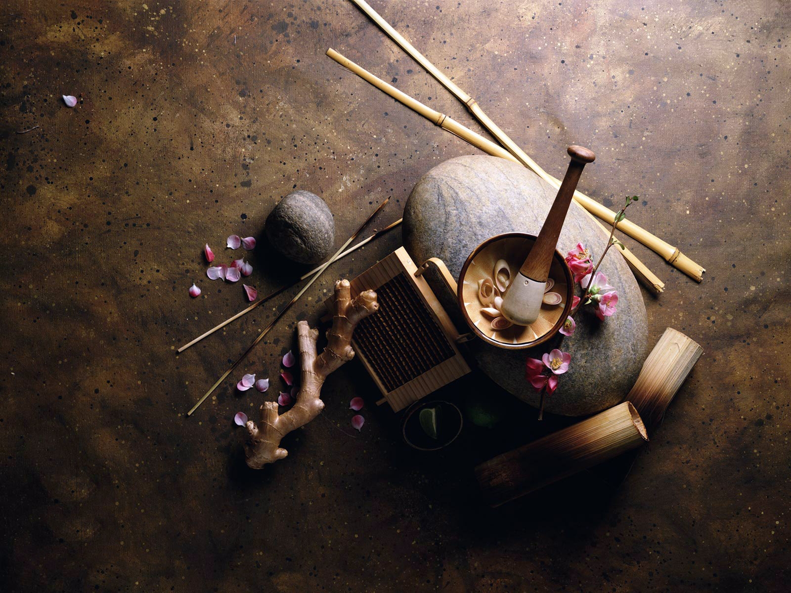 Ступка с пестиком и имбирём