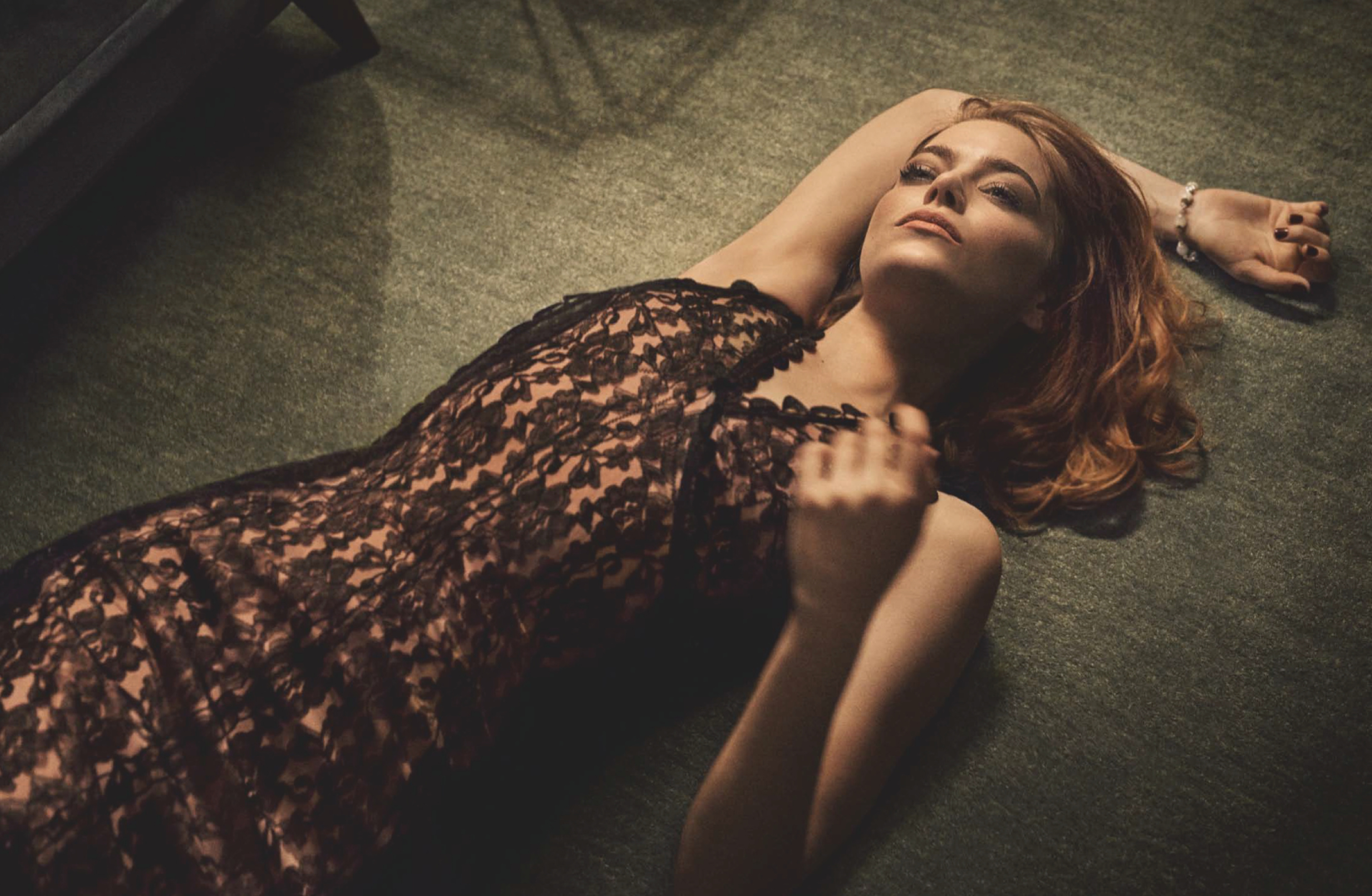 Free photo Emma Stone lies on the floor