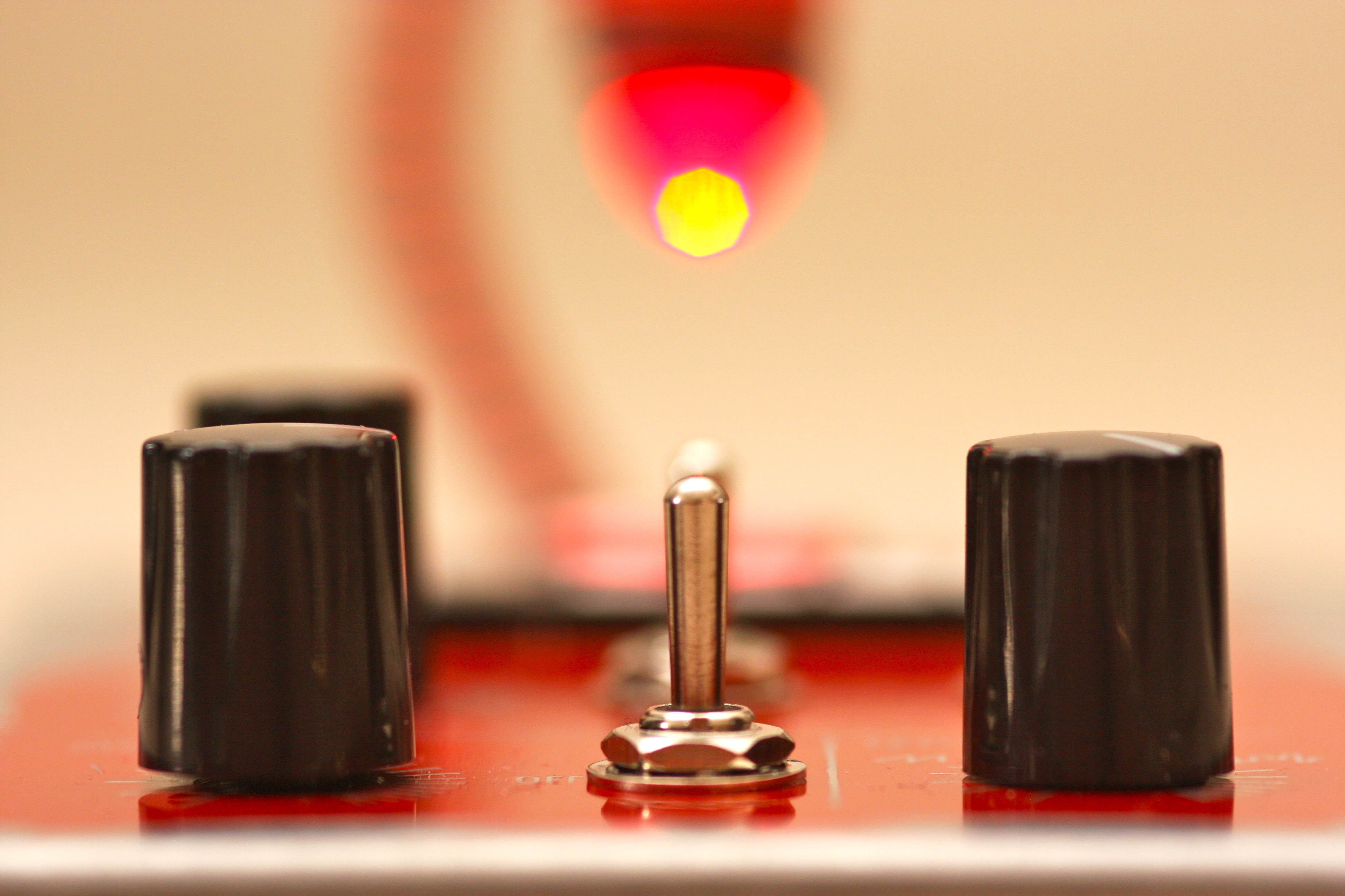 桌面上的壁纸机器人 红色 噪音