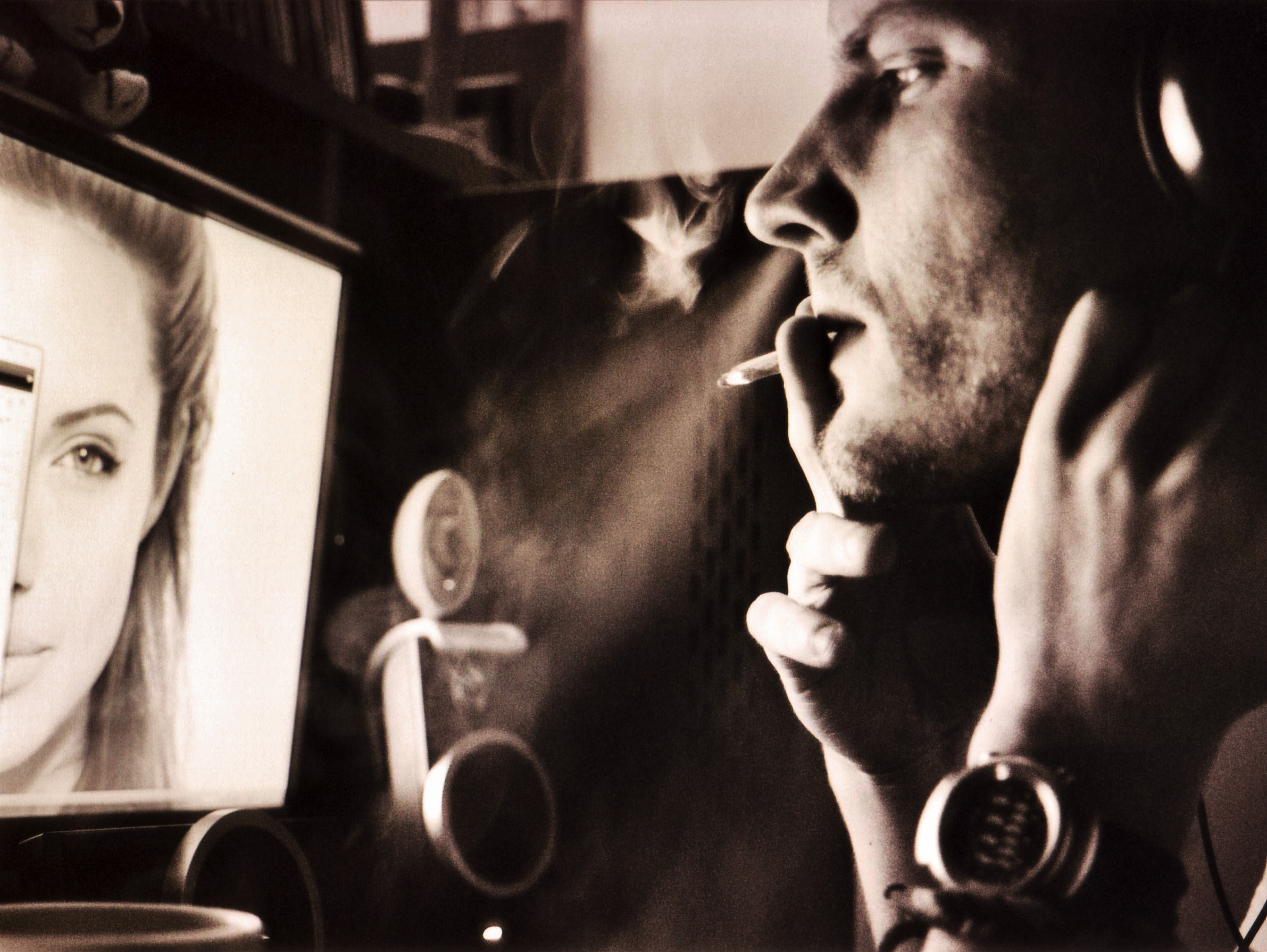 桌面上的壁纸的补助金 烟气 烟卷