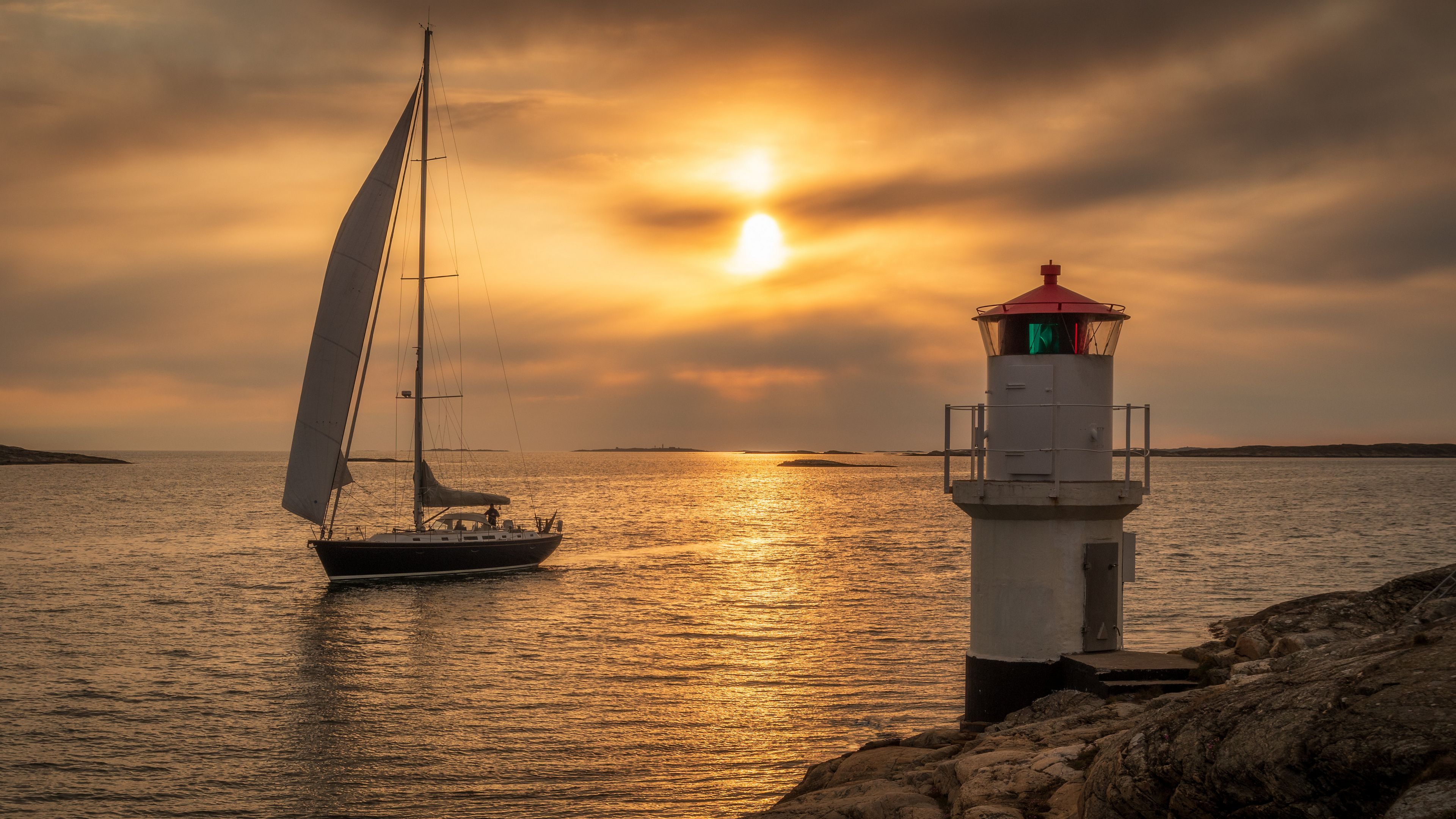 Free photo Sailing at sunset in Switzerland