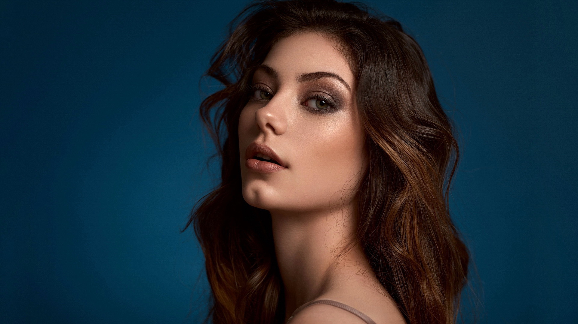 Free photo Portrait of a girl with brown hair