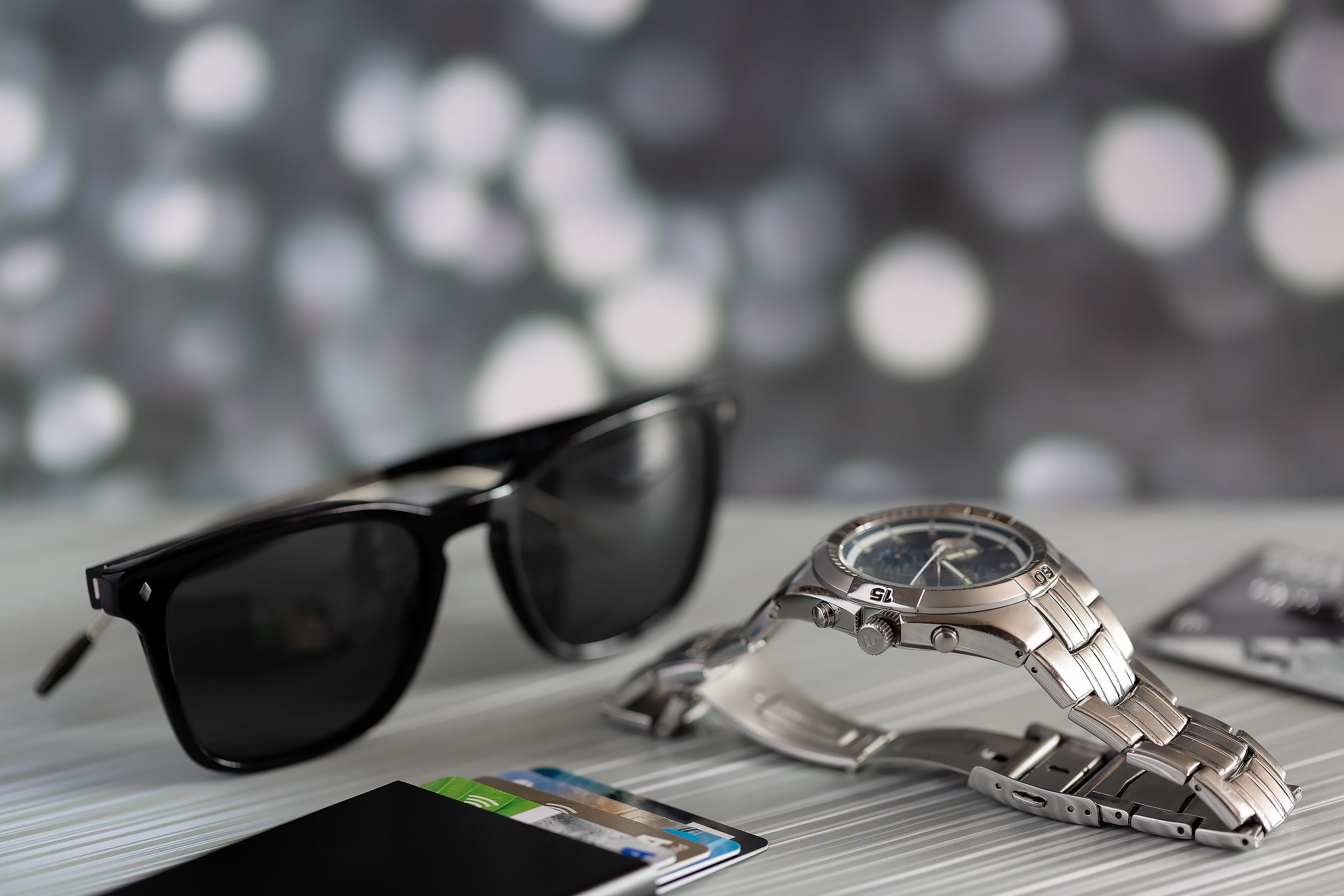 Бесплатное фото Часы и солнцезащитные очки