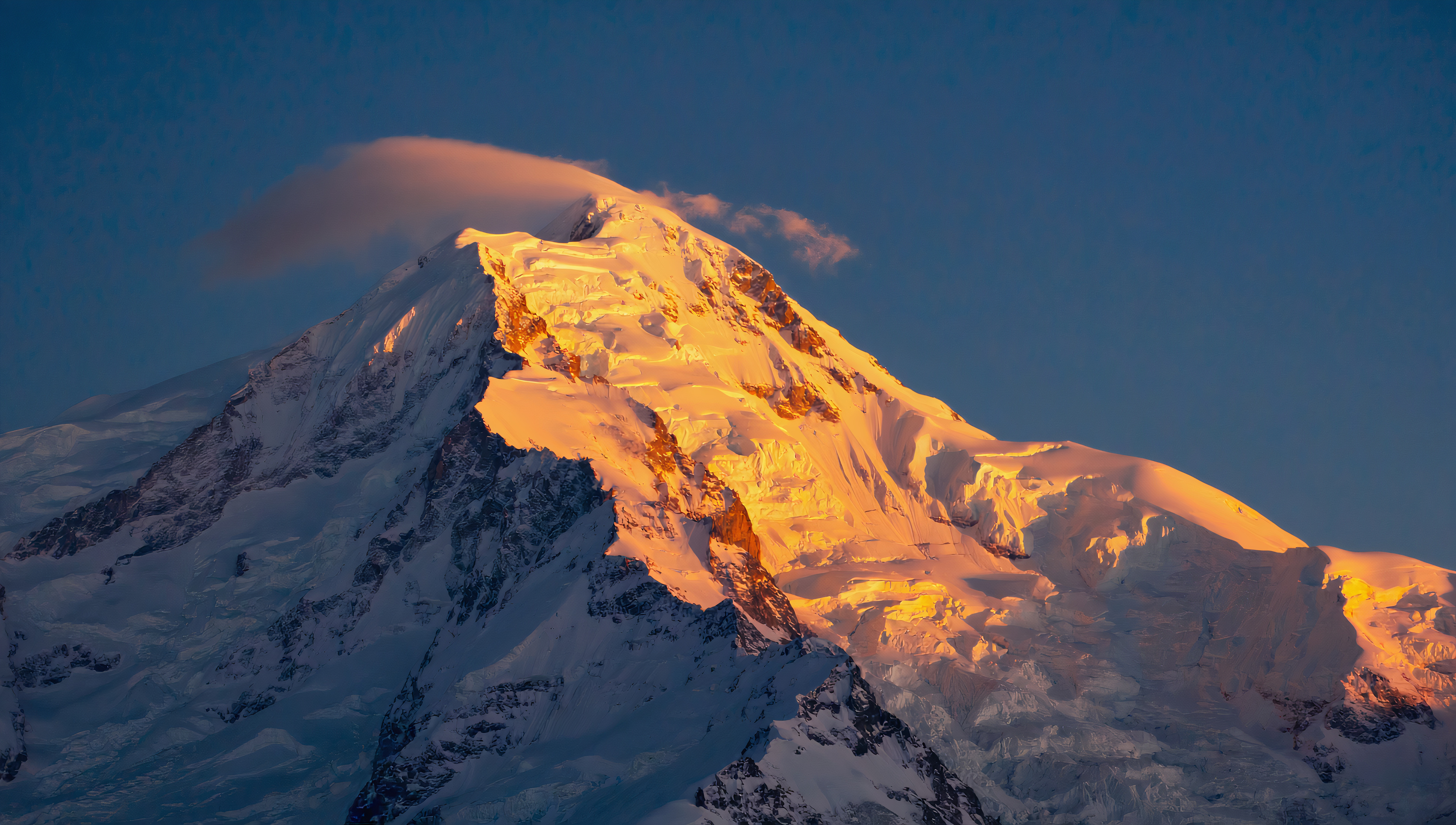 Бесплатное фото Обои на рабочий стол, пейзаж с видом на подсвеченные солнцем заснеженные вершины