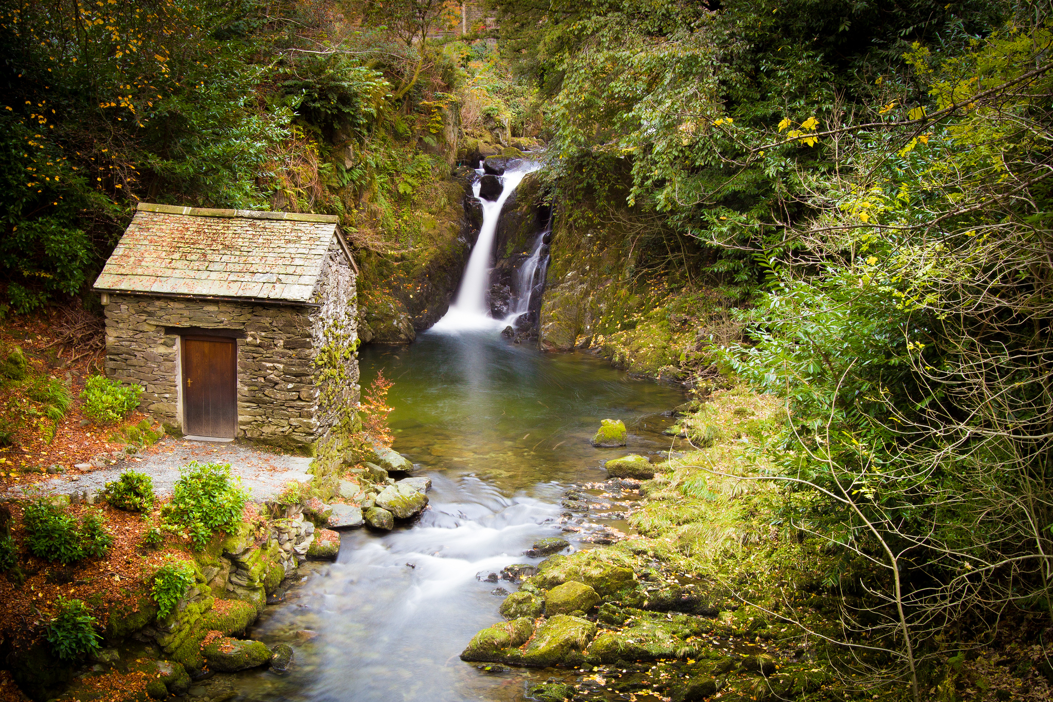 Free photo Cabin at the waterfall