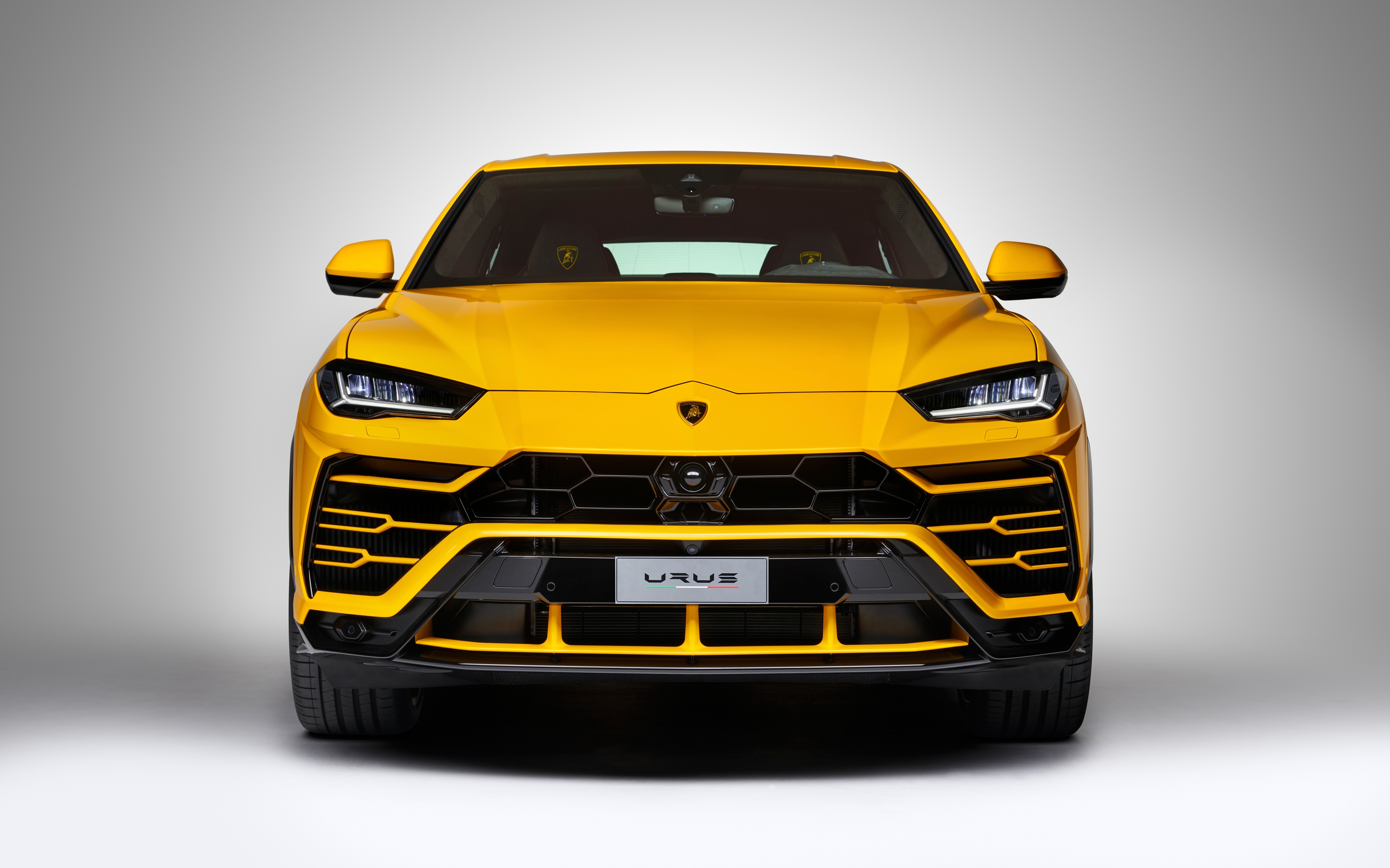 Free photo Yellow lamborghini urus front view for sketching