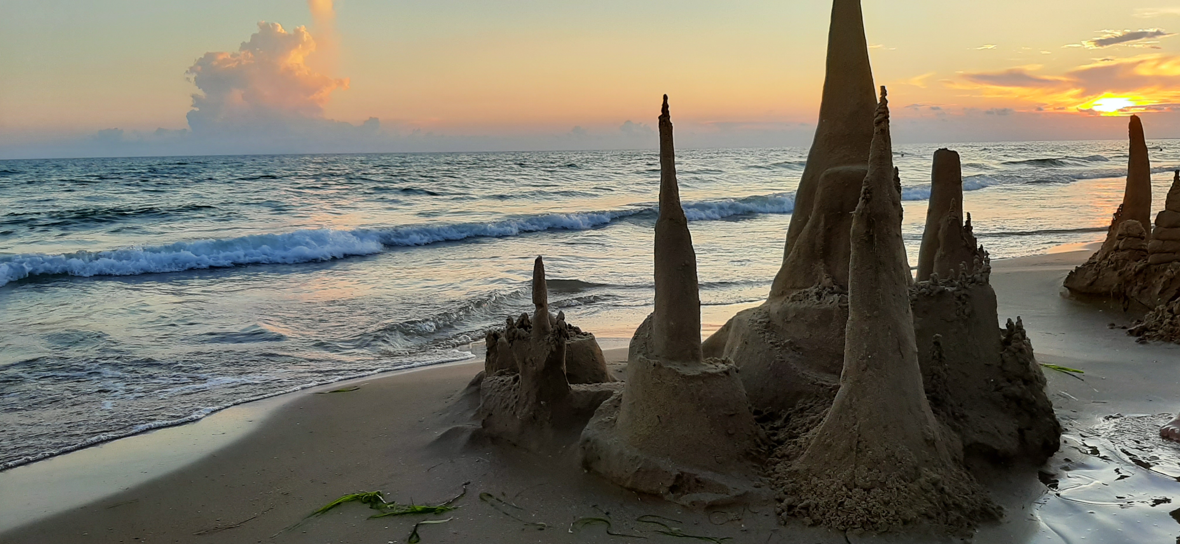 Песочный замок на берегу моря