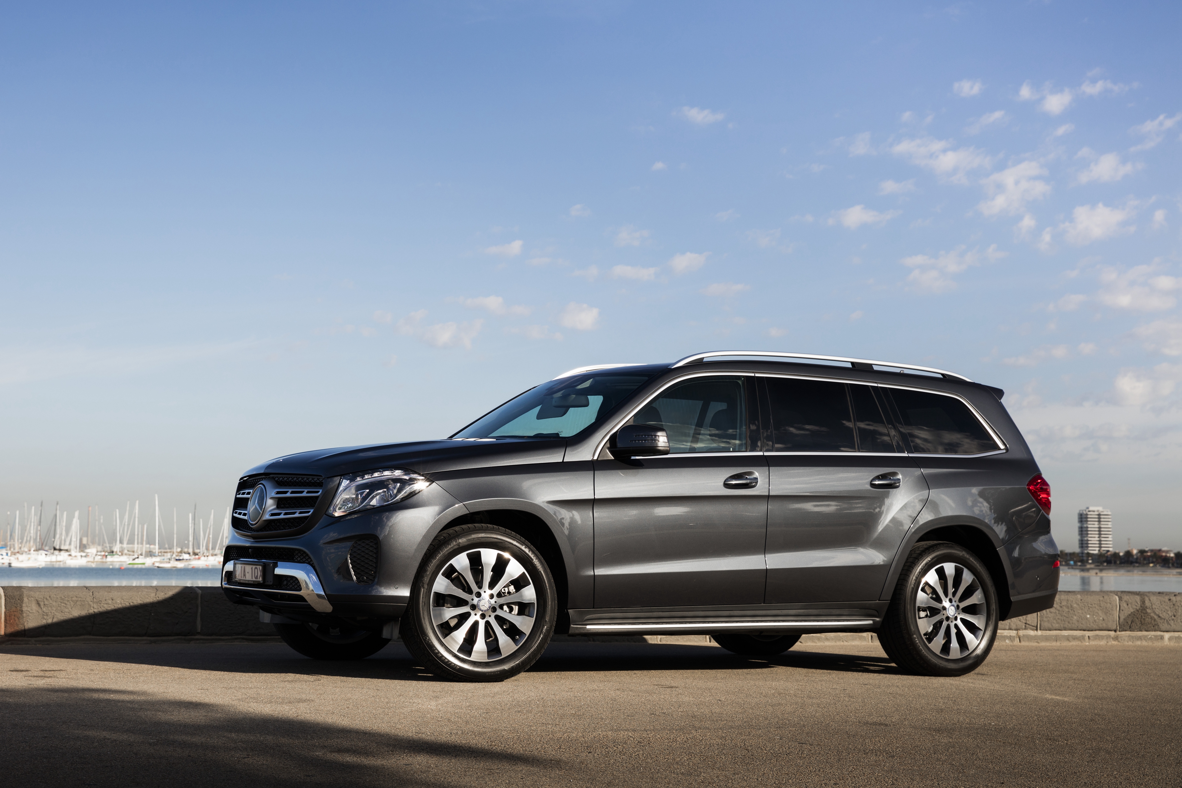 Free photo Mercedes benz gl dark gray