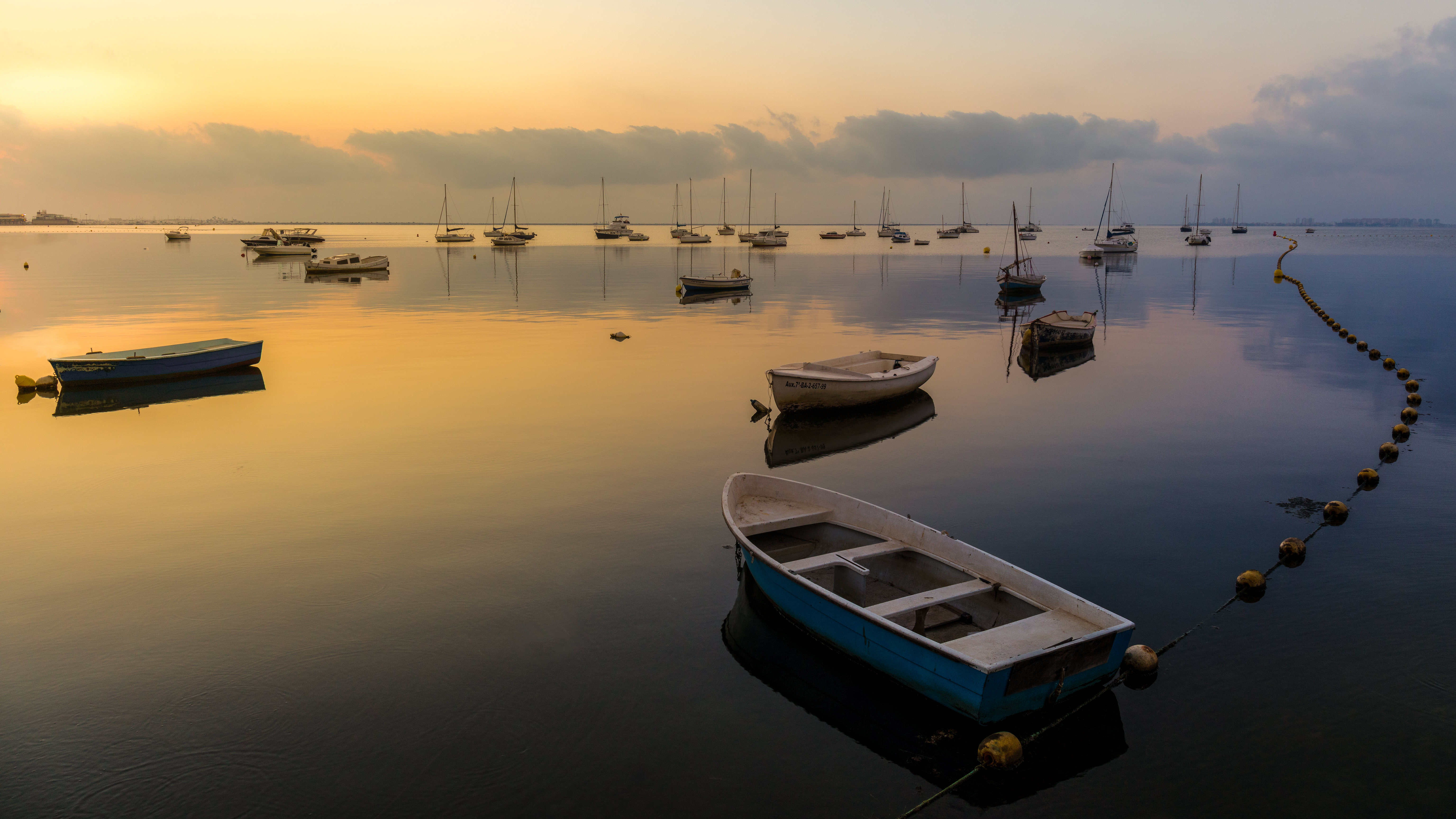 Free photo A wooden boat floats by the shore of the lake