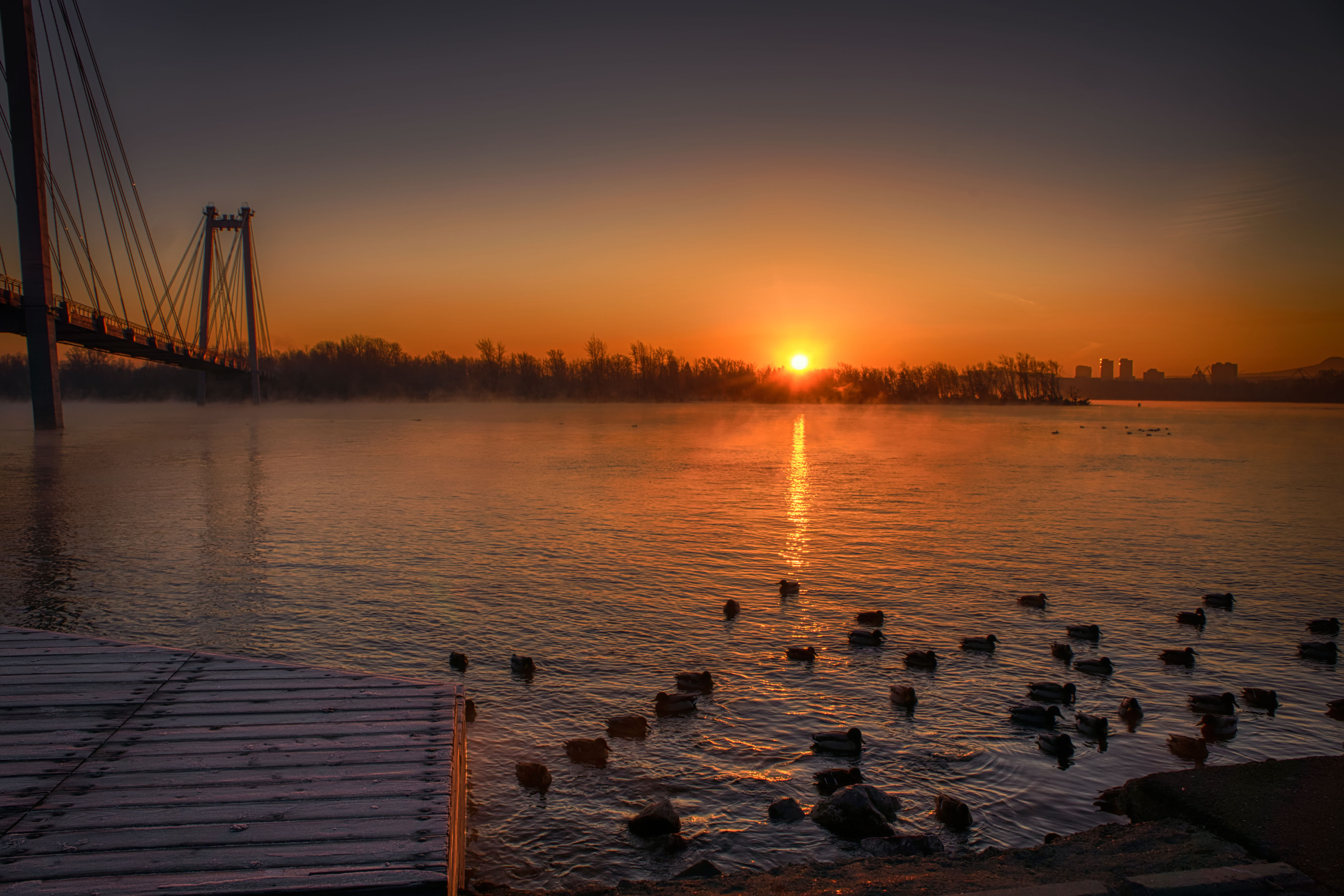 Free photo An autumn dawn over the river