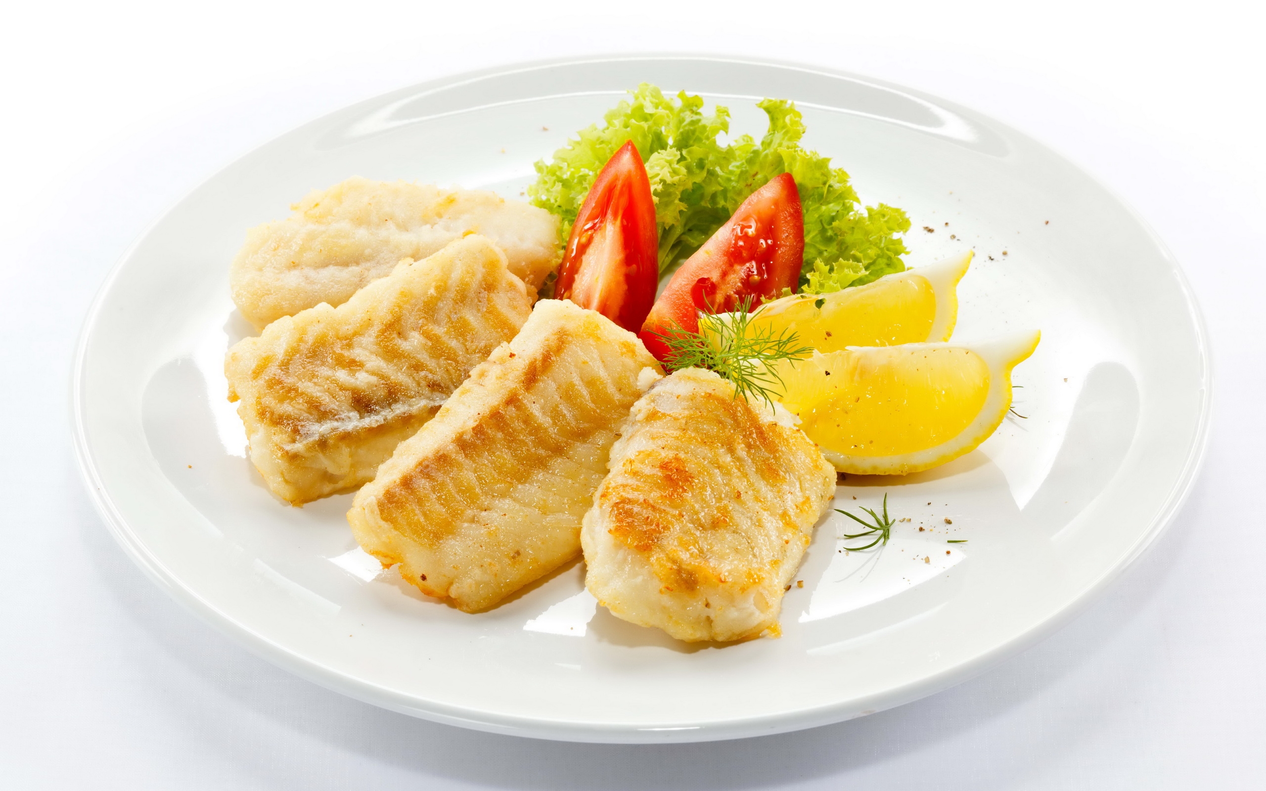 Бесплатное фото Жареная рыбка с овощами на тарелке