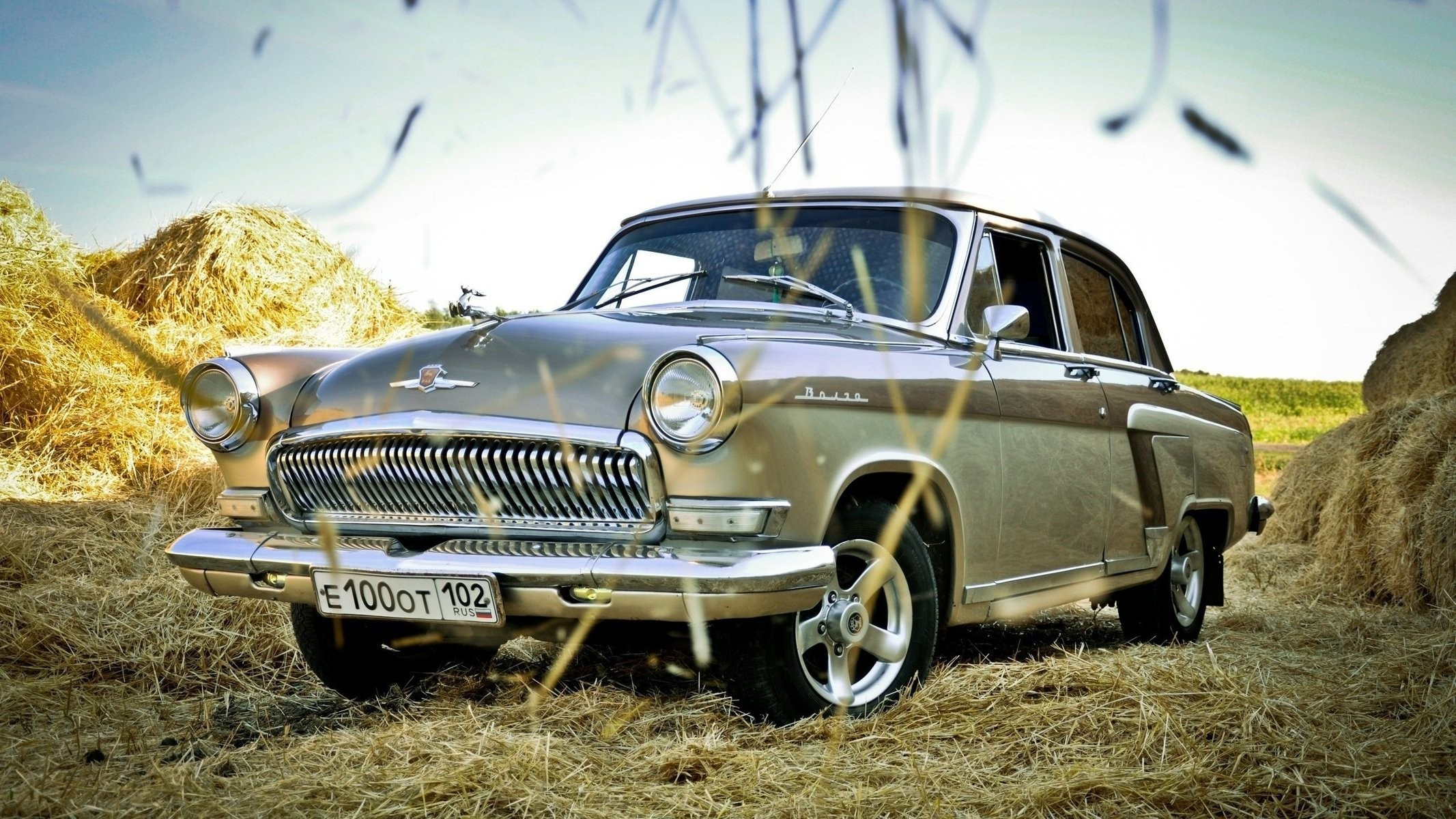 Free photo GAZ-21 in silver color