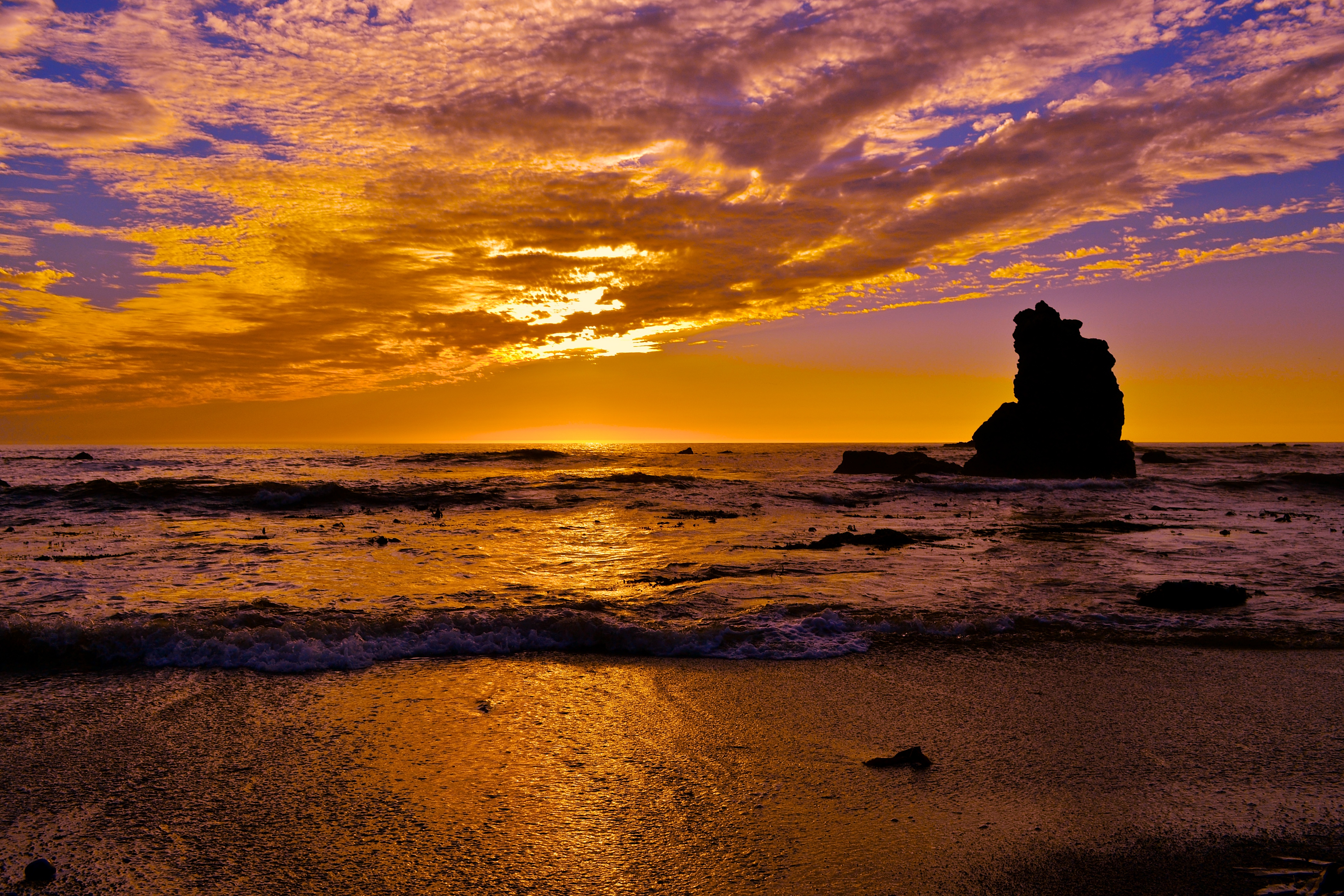 Free photo Rocky beach on the sea