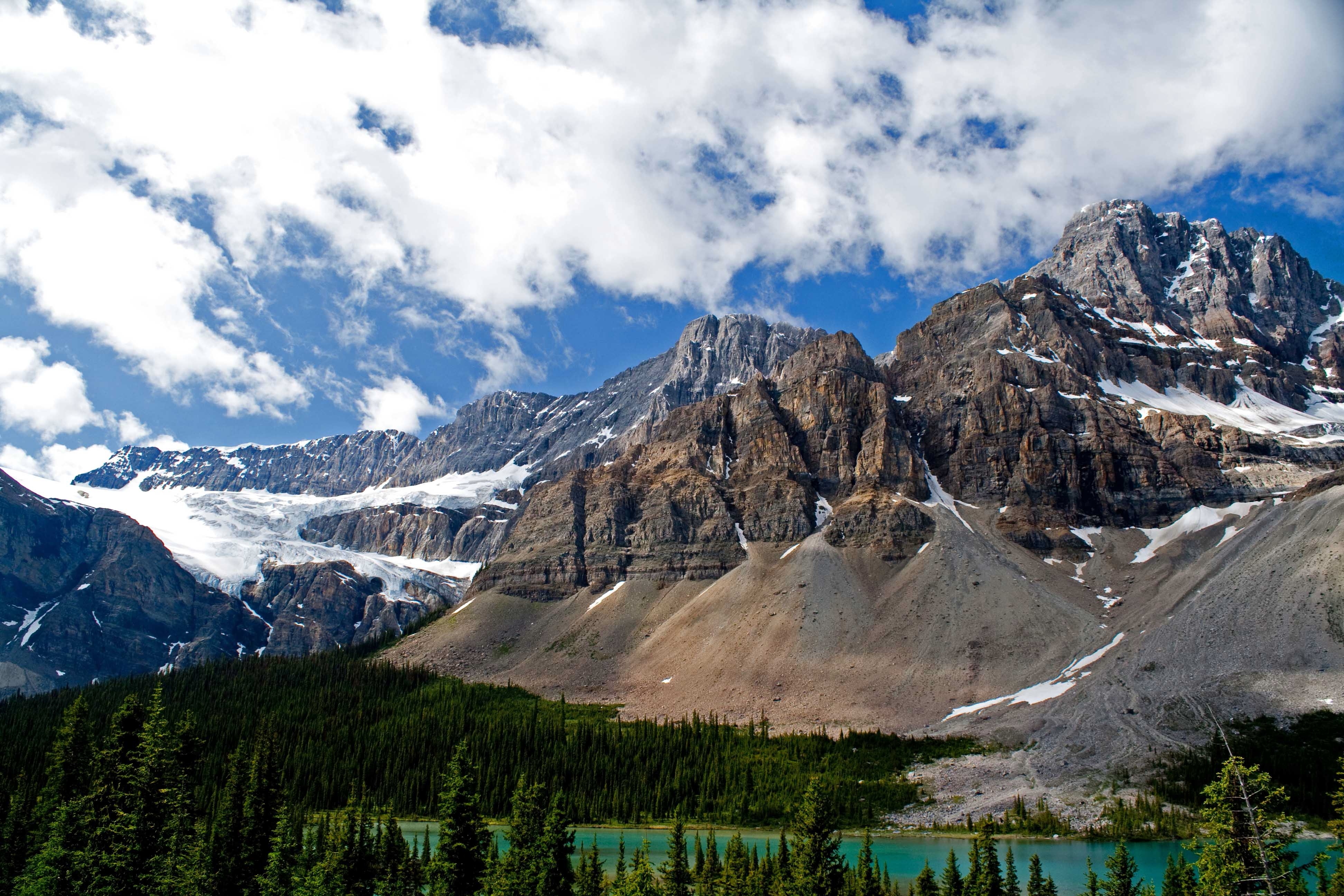 Free photo A lake in the mountains in a province of Canada