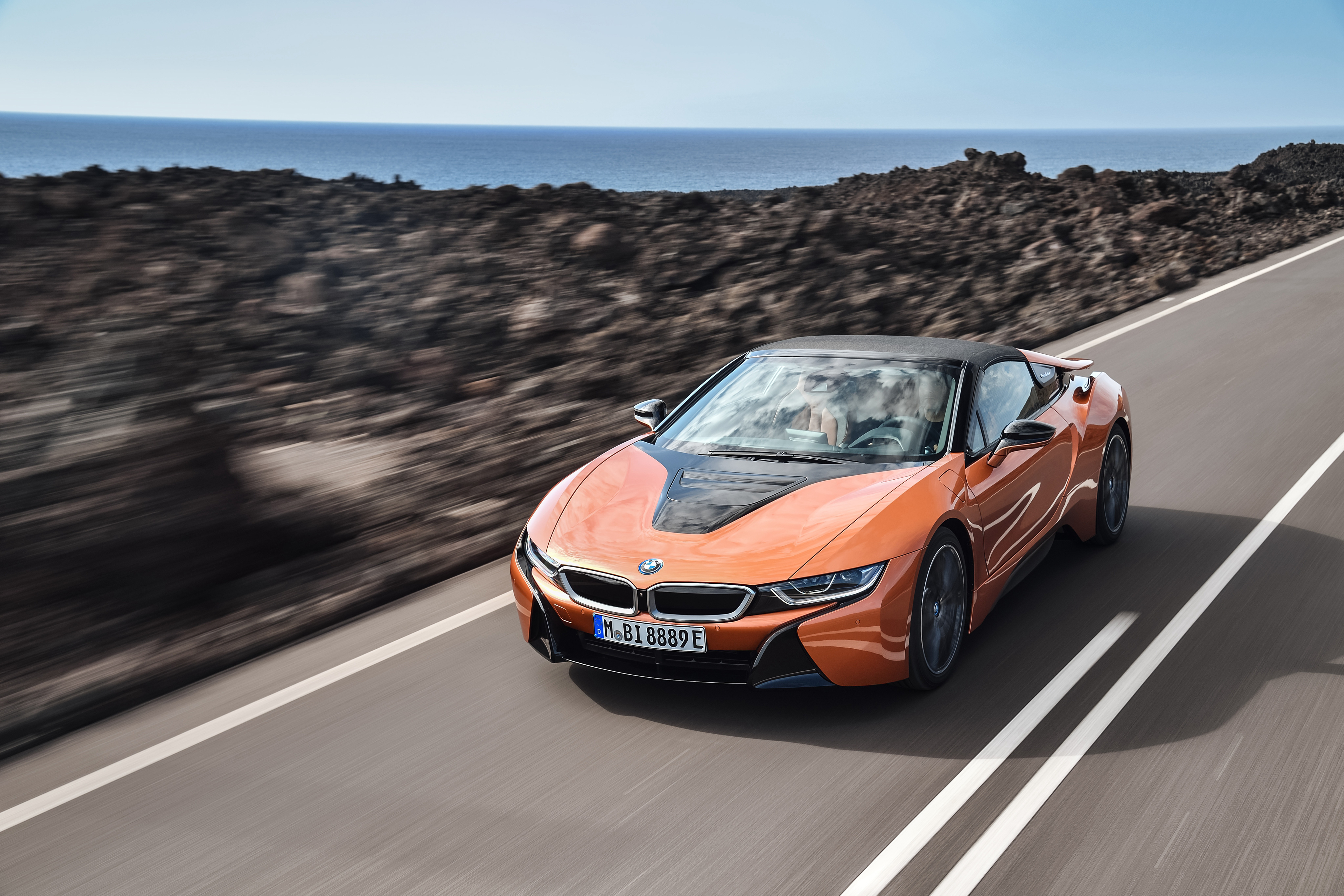 Бесплатное фото BMW I8 2018 года едет по загородной дороге