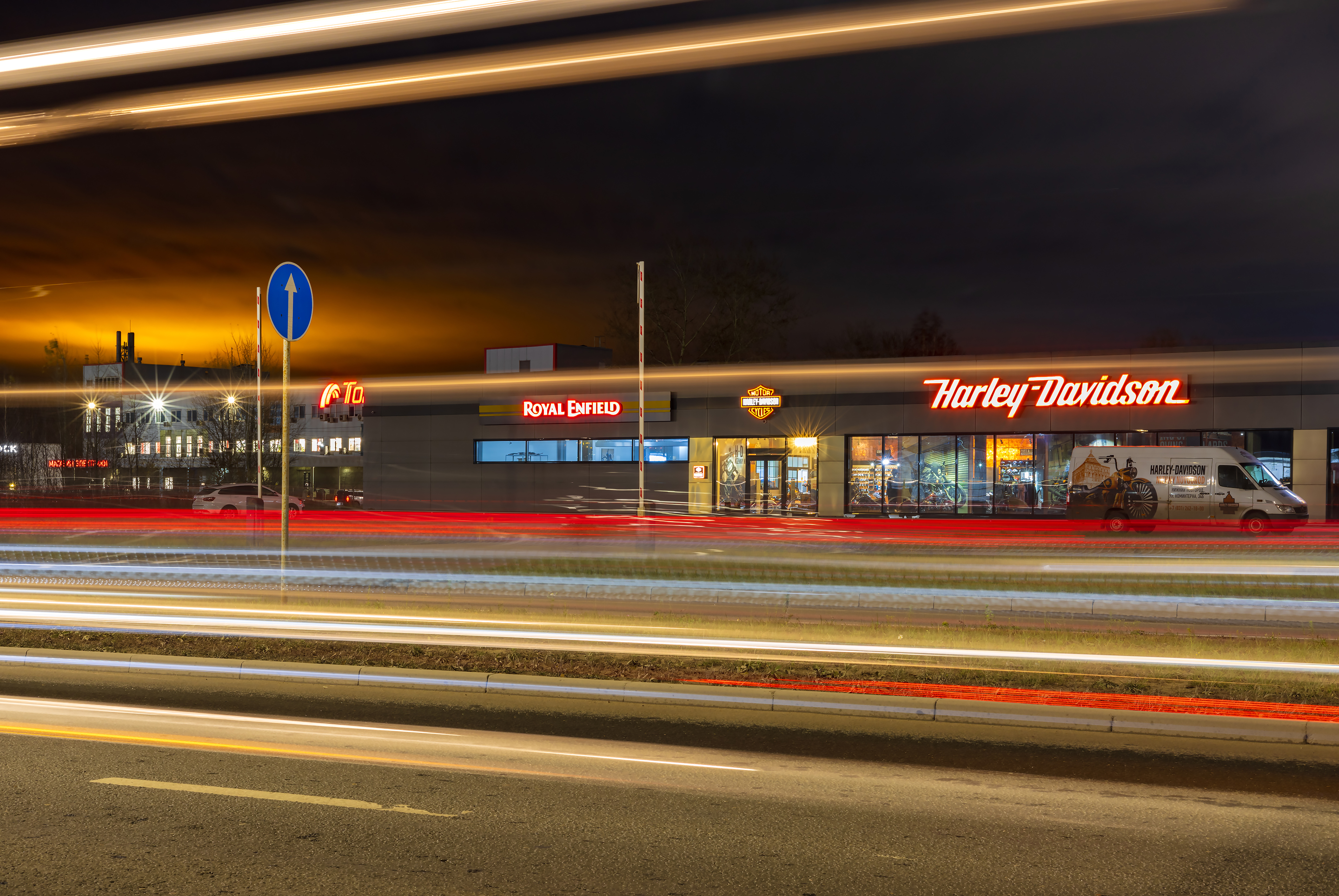 Бесплатное фото Вечерняя дорога около магазина Харлей Дэвидсон